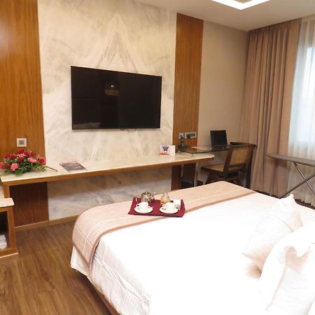 Lords Plaza Surat Hotel Bagian luar foto