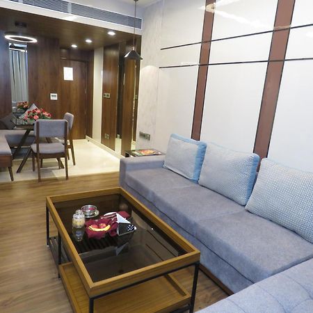 Lords Plaza Surat Hotel Bagian luar foto
