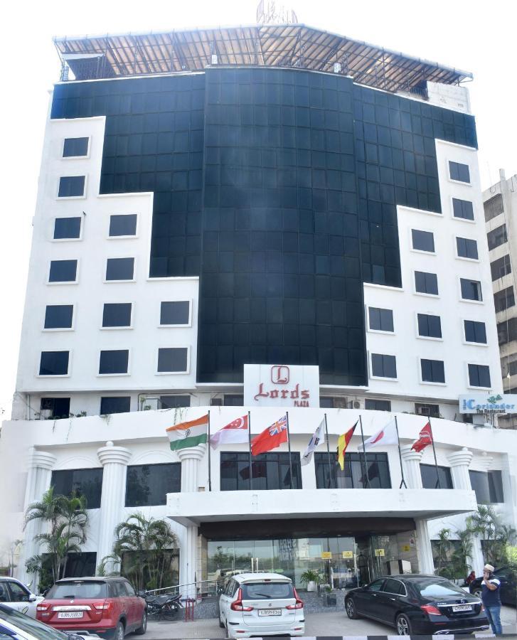 Lords Plaza Surat Hotel Bagian luar foto