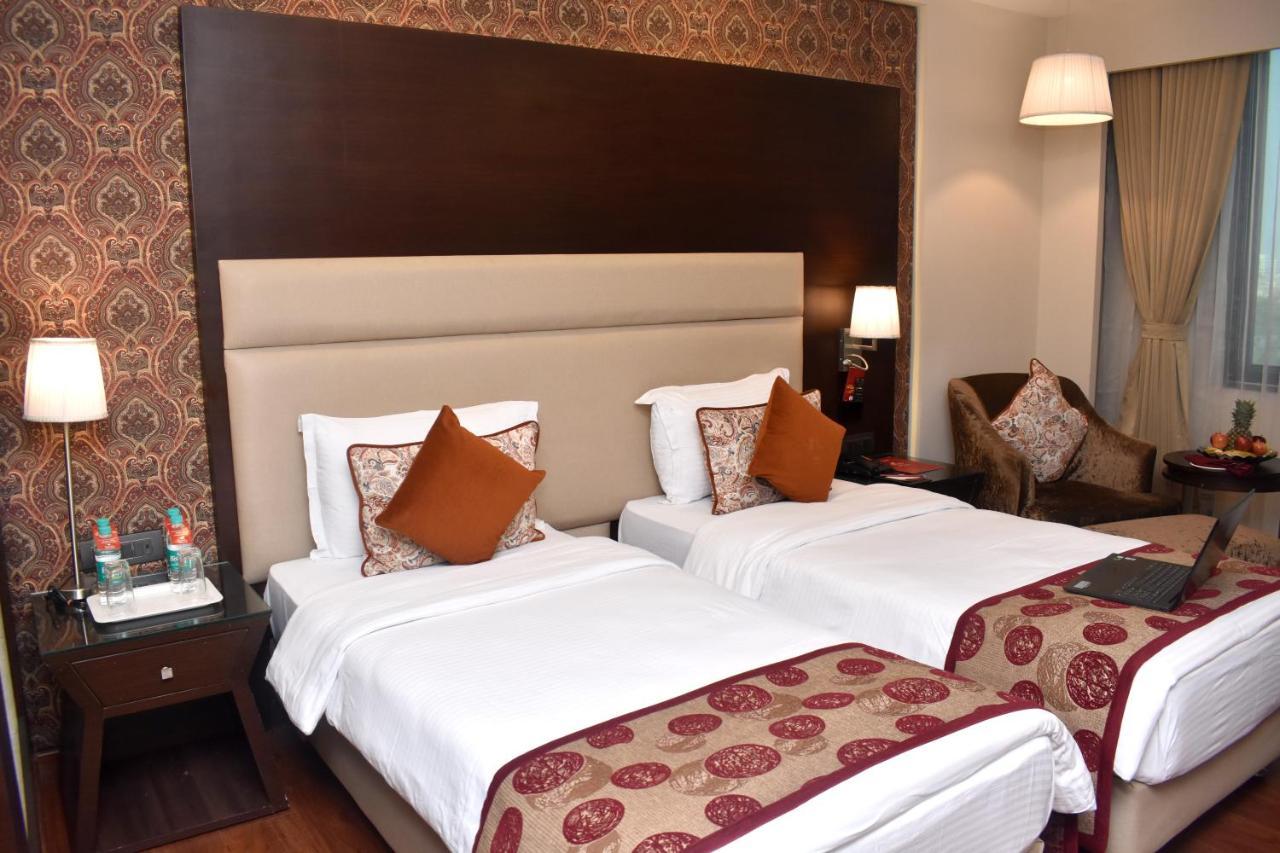Lords Plaza Surat Hotel Bagian luar foto
