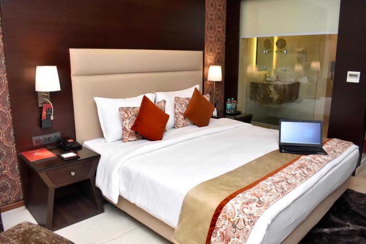 Lords Plaza Surat Hotel Bagian luar foto