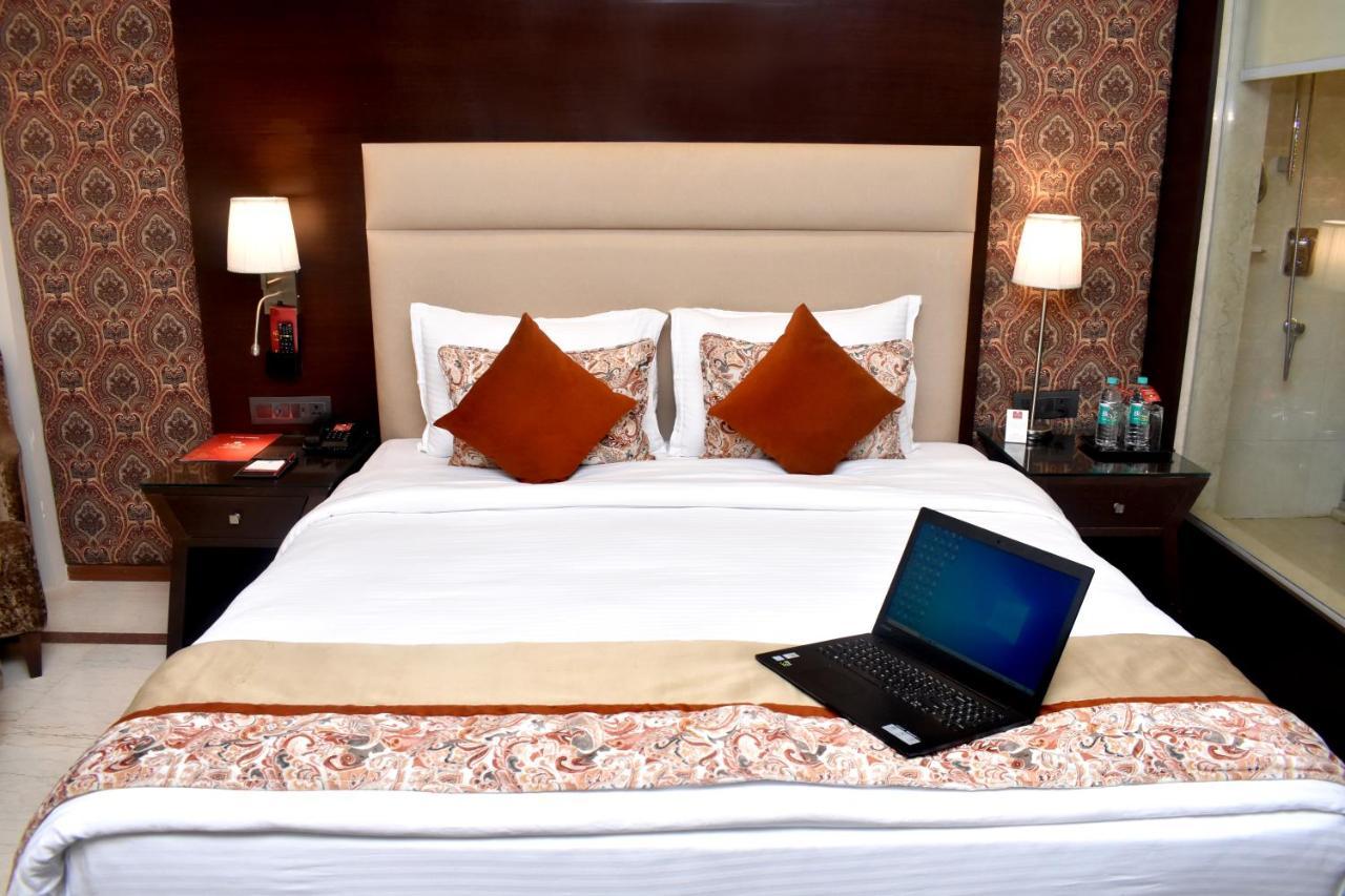 Lords Plaza Surat Hotel Bagian luar foto