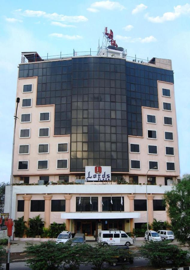 Lords Plaza Surat Hotel Bagian luar foto