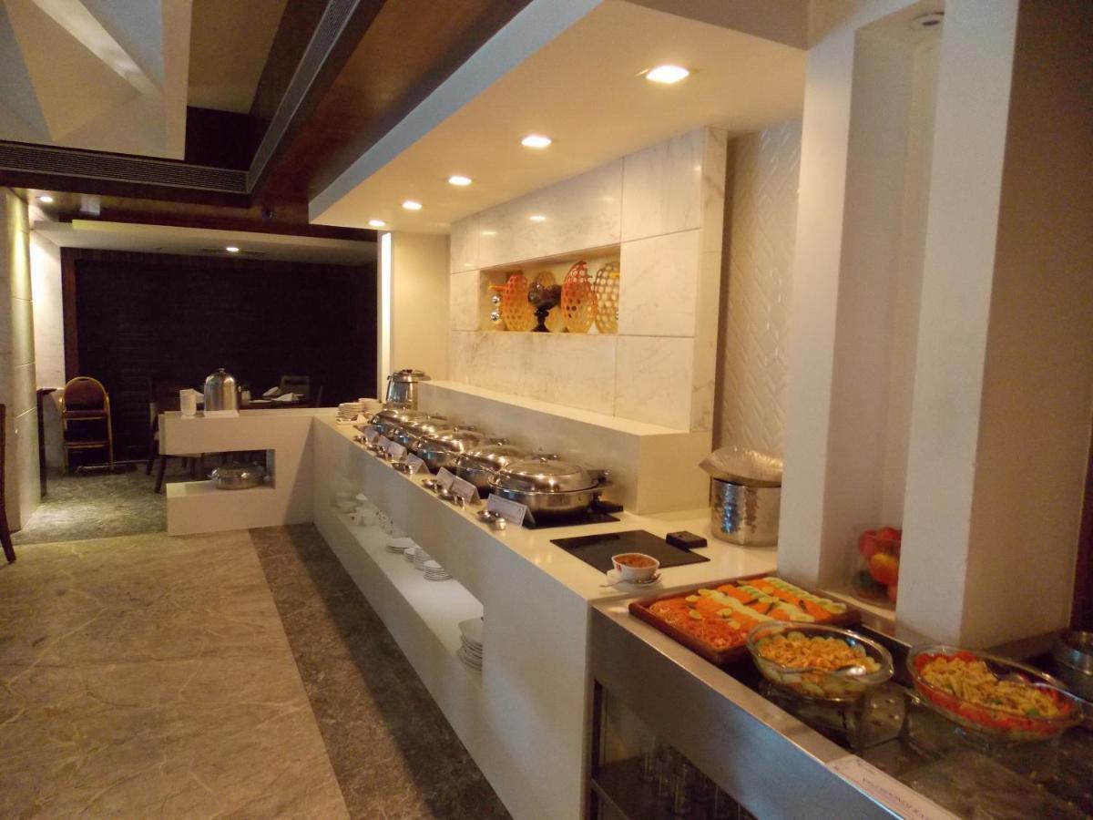 Lords Plaza Surat Hotel Bagian luar foto