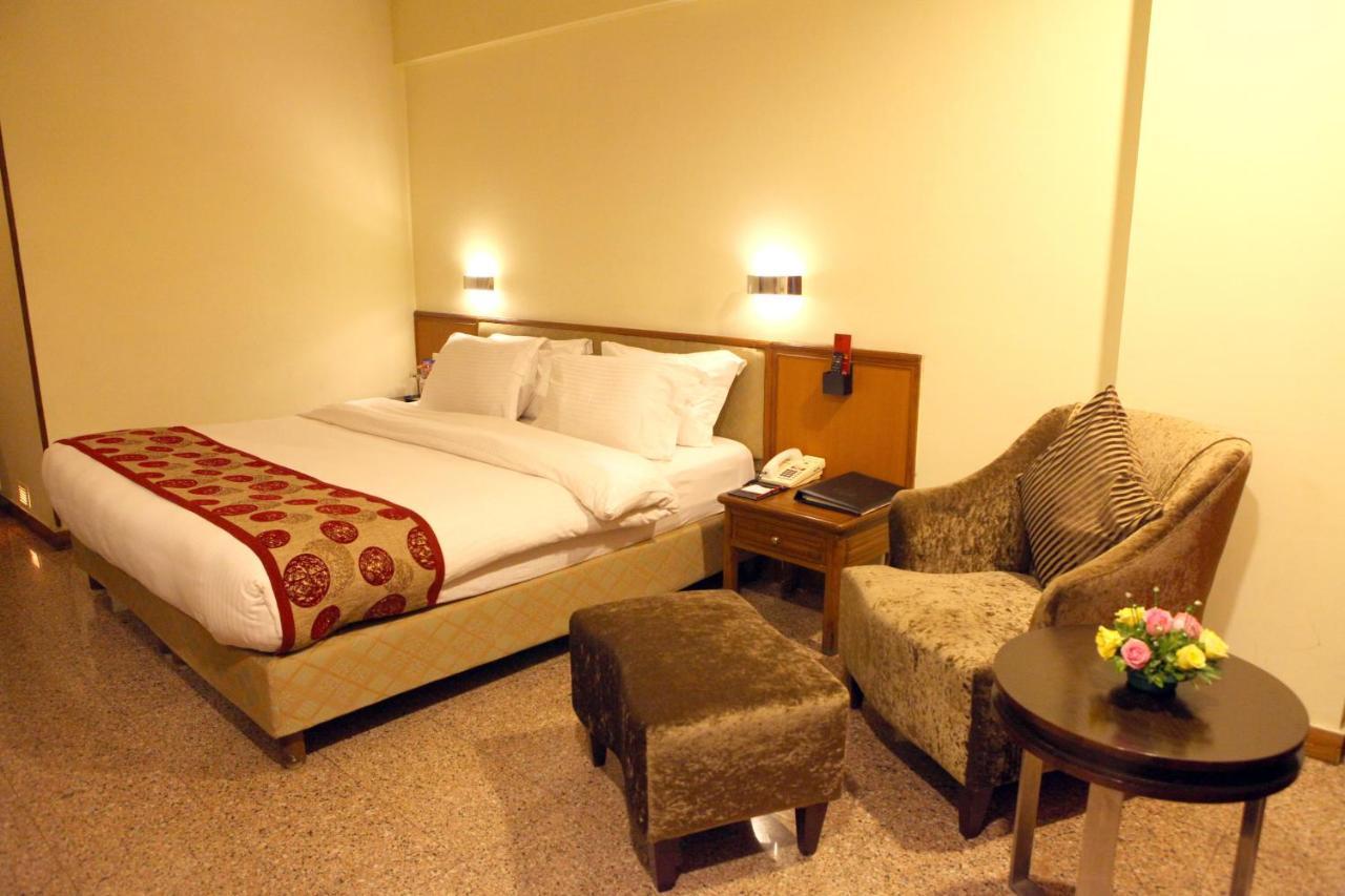 Lords Plaza Surat Hotel Bagian luar foto