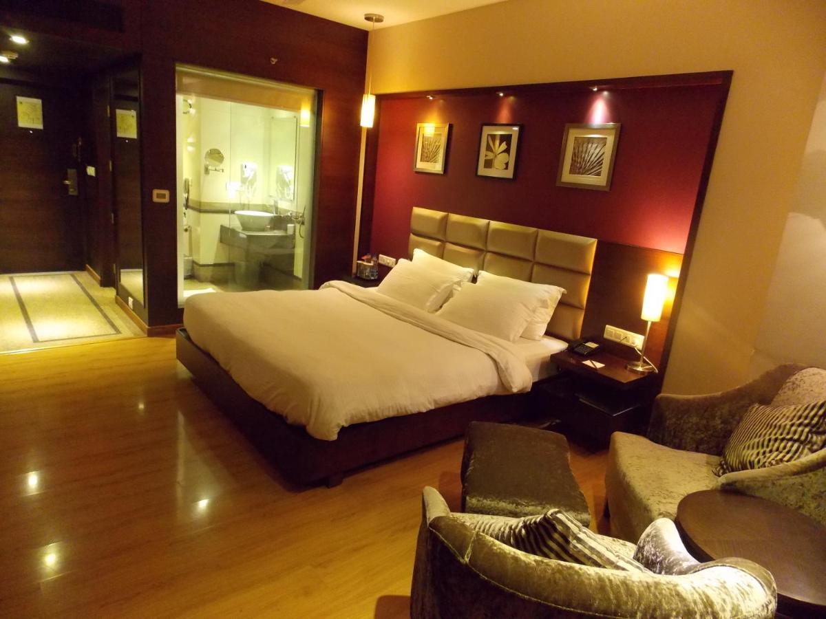 Lords Plaza Surat Hotel Bagian luar foto