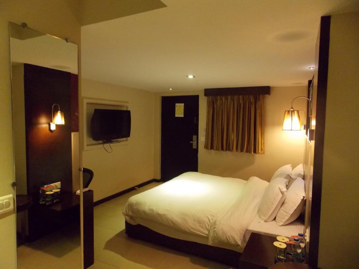 Lords Plaza Surat Hotel Bagian luar foto