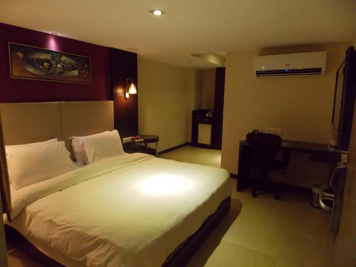 Lords Plaza Surat Hotel Bagian luar foto
