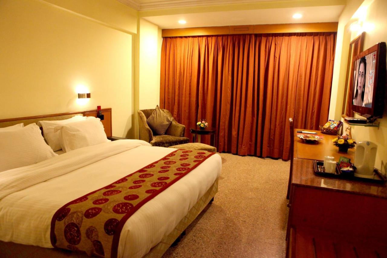 Lords Plaza Surat Hotel Bagian luar foto