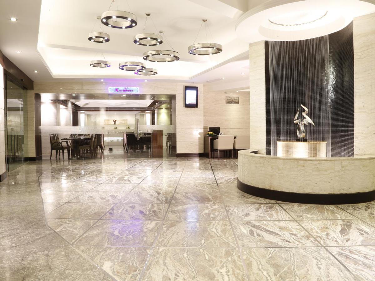 Lords Plaza Surat Hotel Bagian luar foto