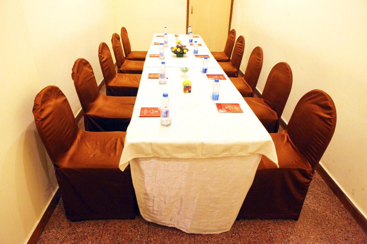 Lords Plaza Surat Hotel Bagian luar foto