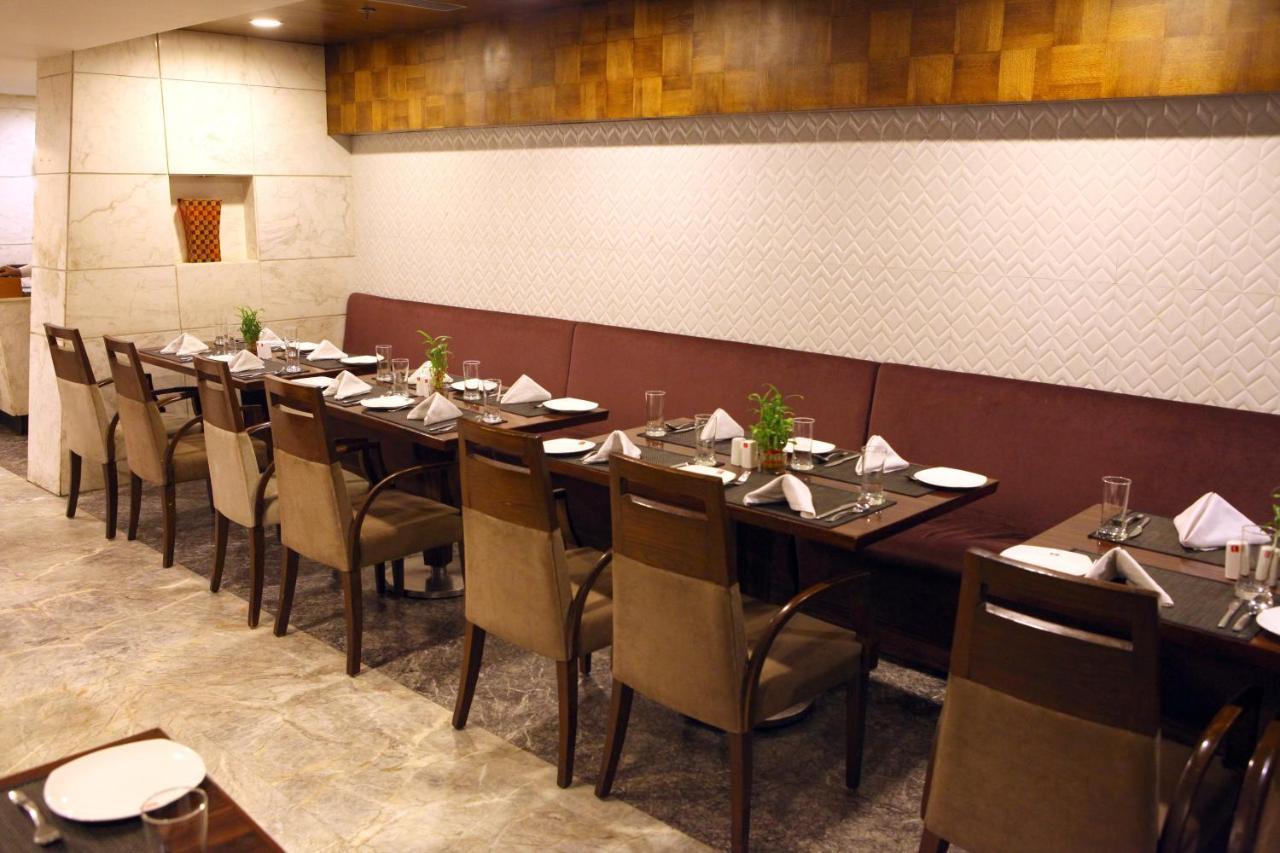 Lords Plaza Surat Hotel Bagian luar foto