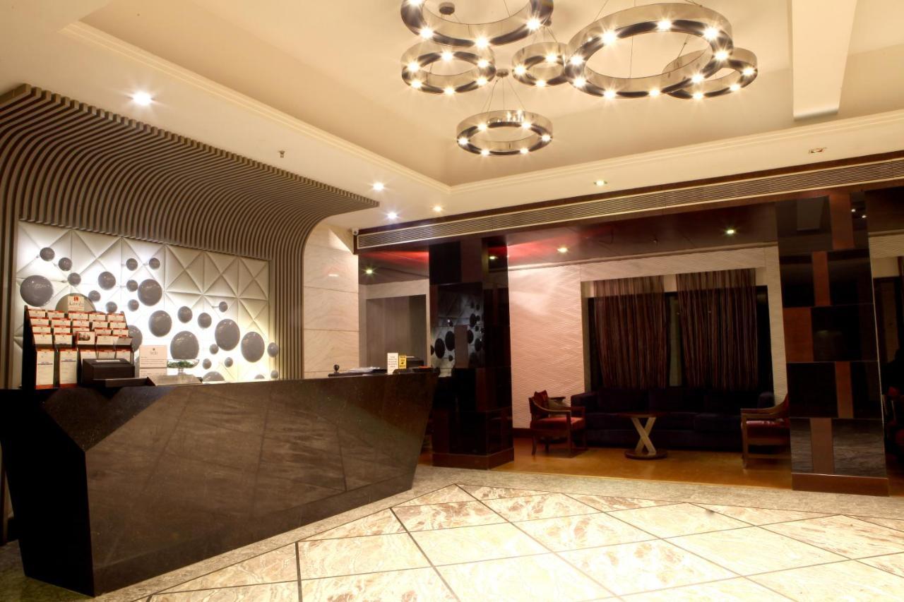 Lords Plaza Surat Hotel Bagian luar foto