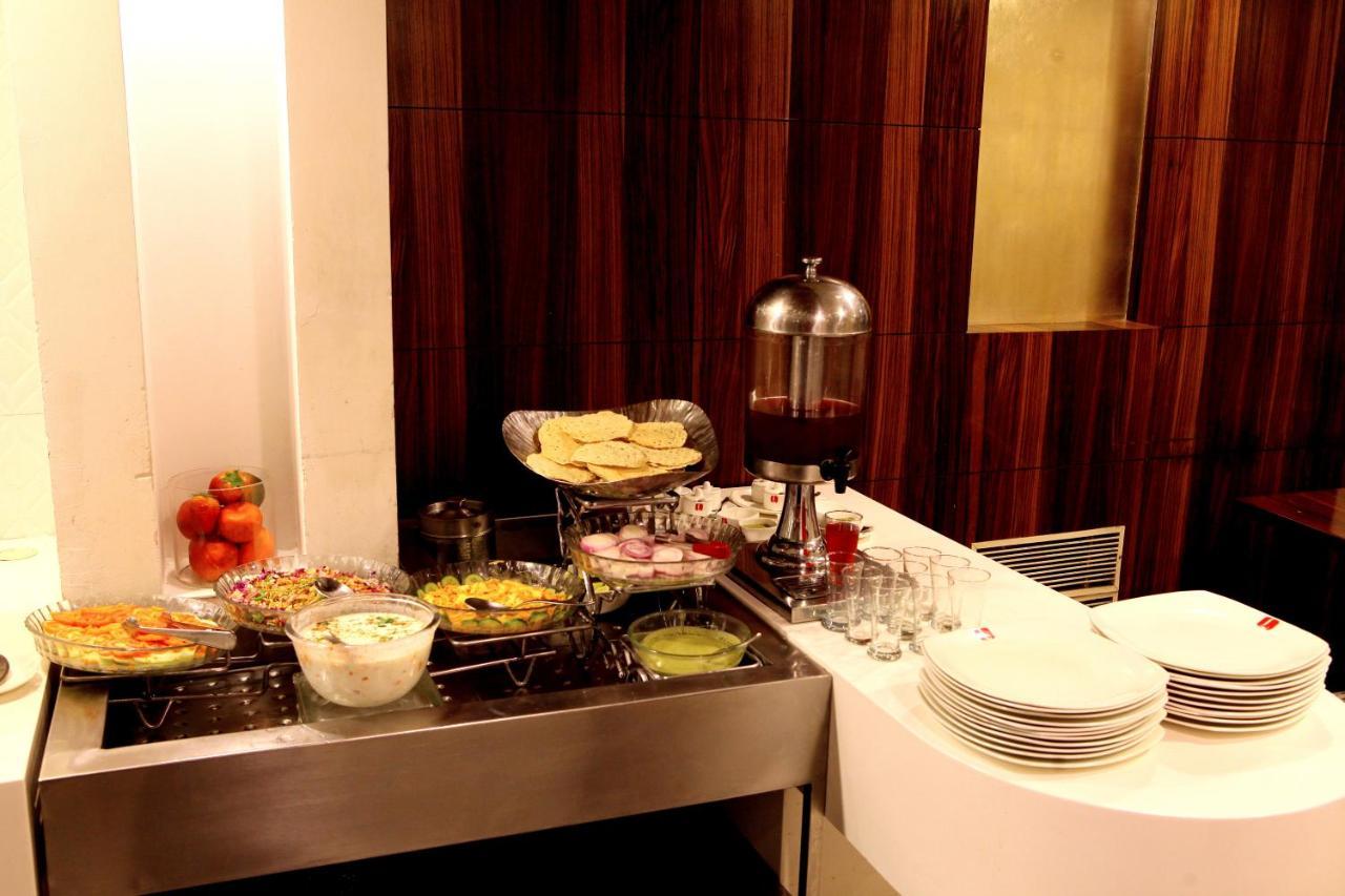 Lords Plaza Surat Hotel Bagian luar foto