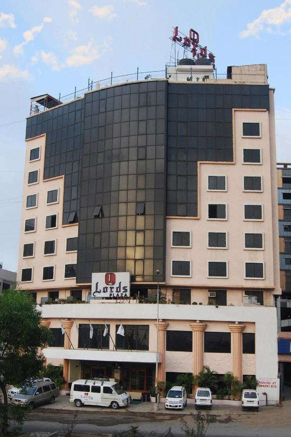 Lords Plaza Surat Hotel Bagian luar foto