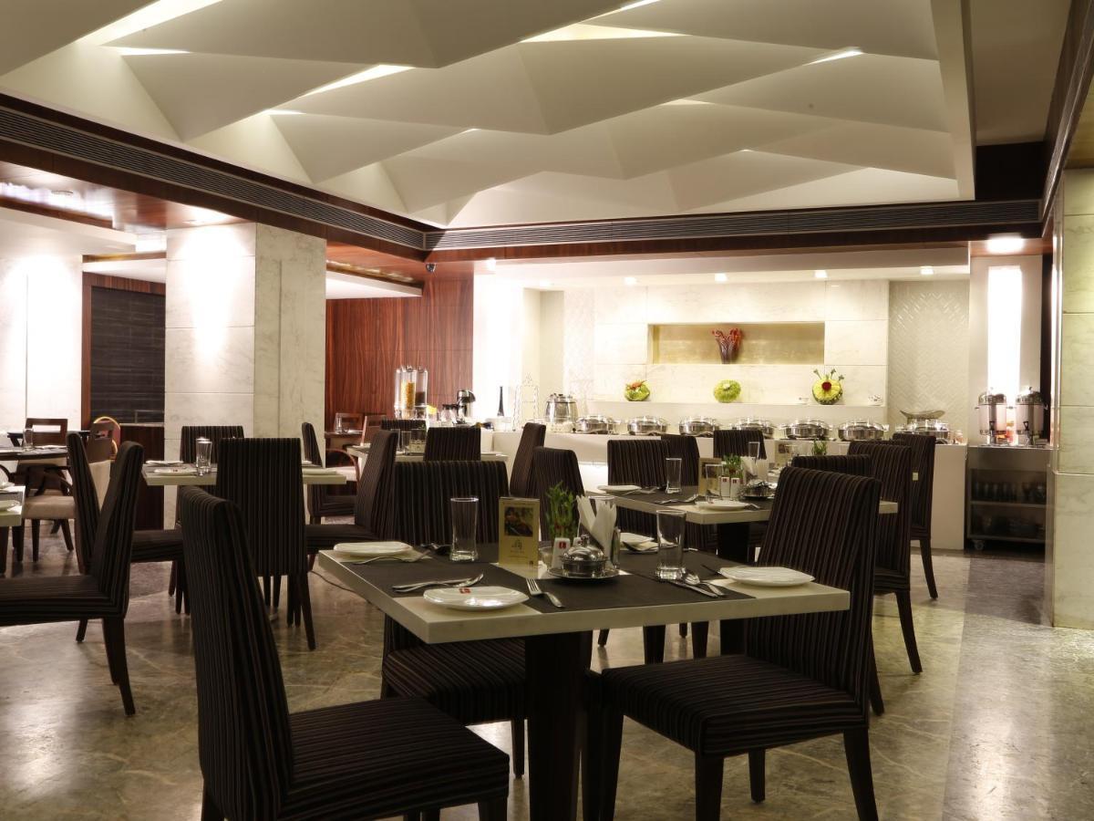 Lords Plaza Surat Hotel Bagian luar foto