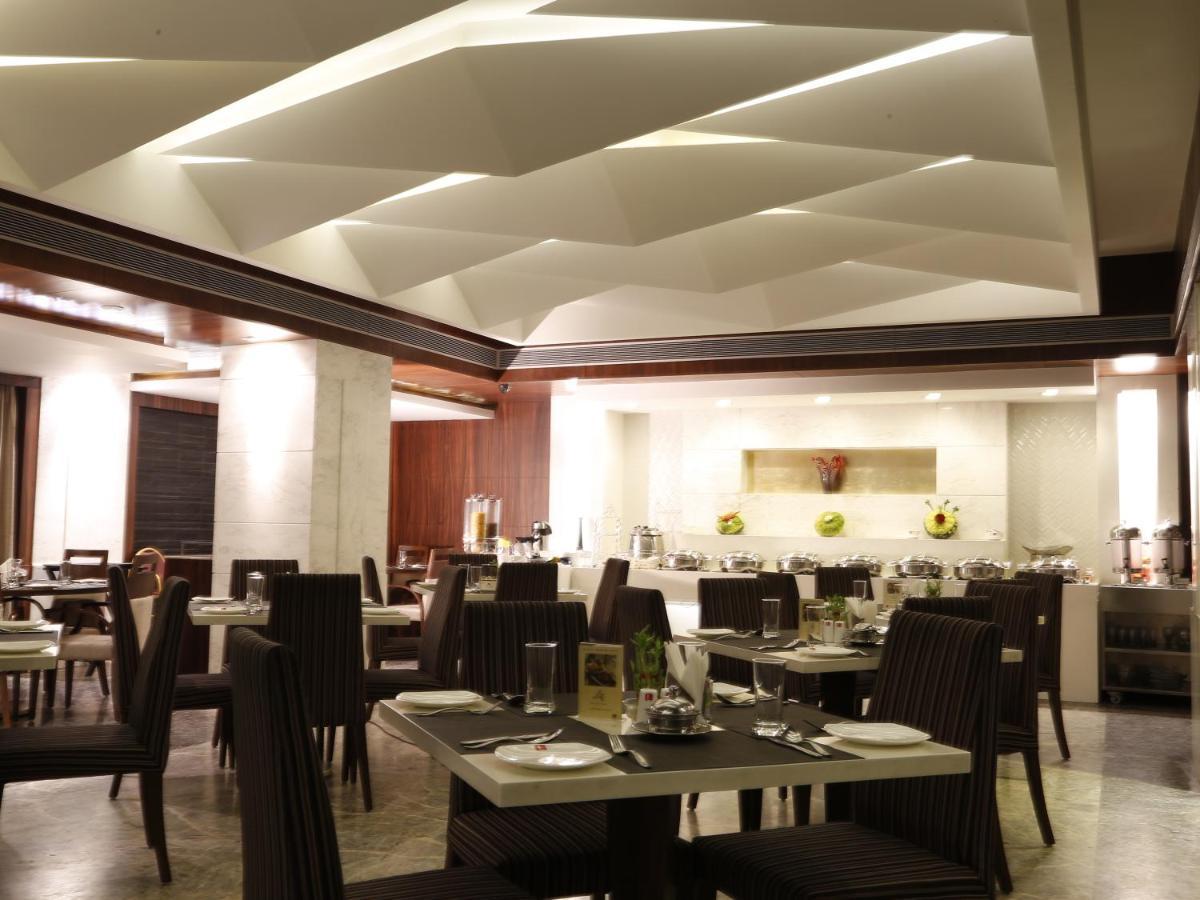 Lords Plaza Surat Hotel Bagian luar foto