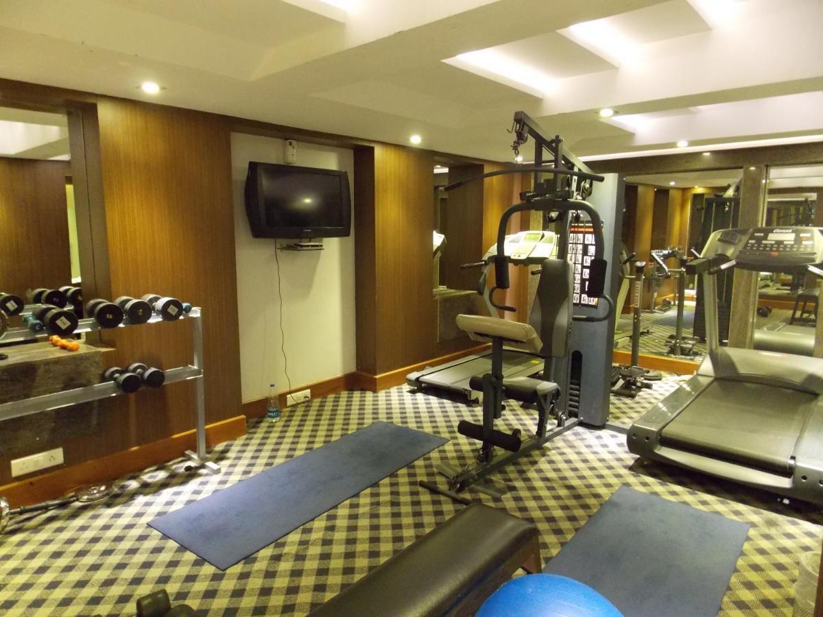 Lords Plaza Surat Hotel Bagian luar foto