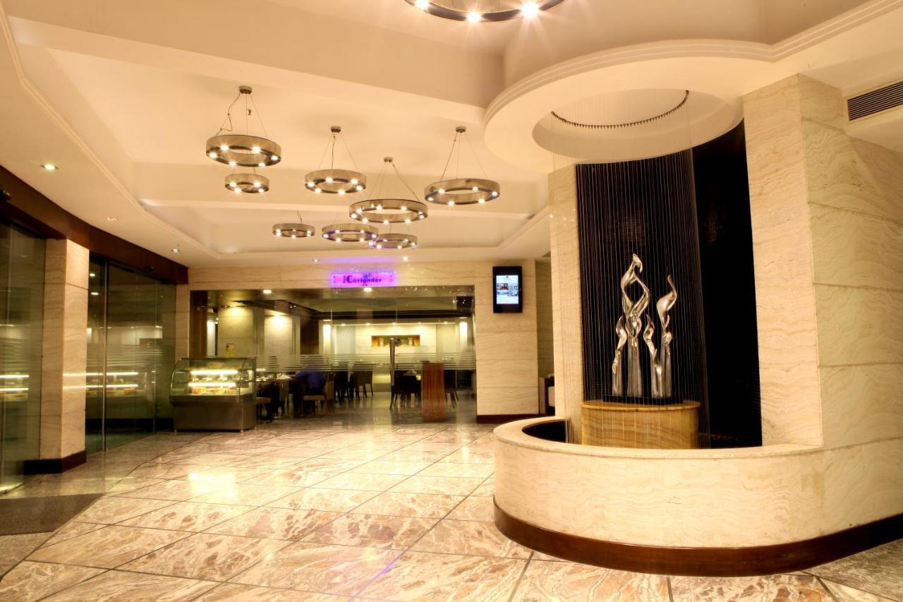 Lords Plaza Surat Hotel Bagian luar foto