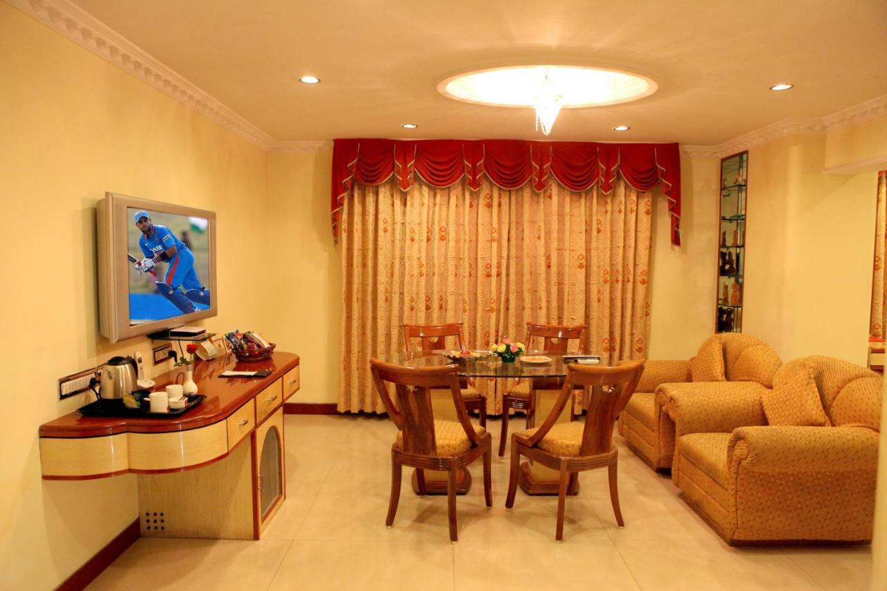 Lords Plaza Surat Hotel Bagian luar foto