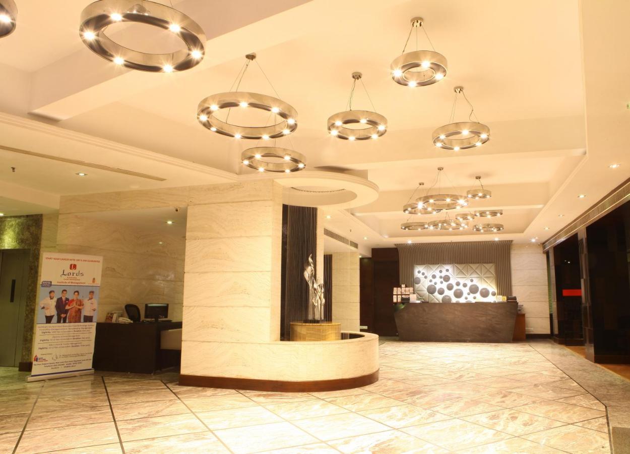 Lords Plaza Surat Hotel Bagian luar foto