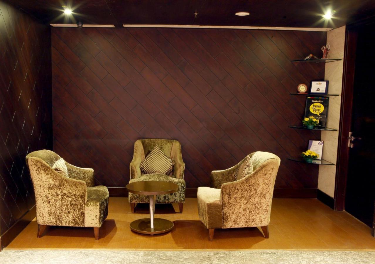 Lords Plaza Surat Hotel Bagian luar foto