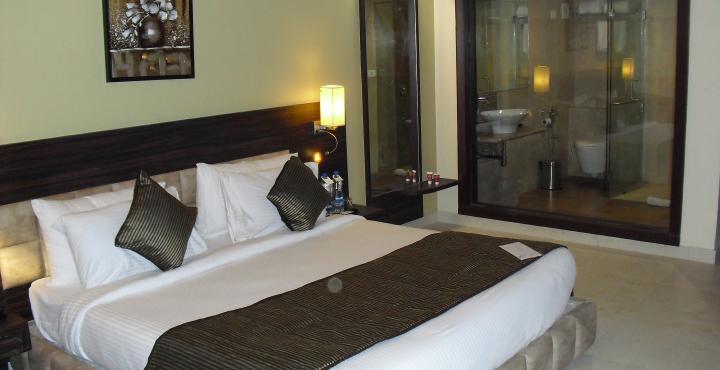 Lords Plaza Surat Hotel Bagian luar foto