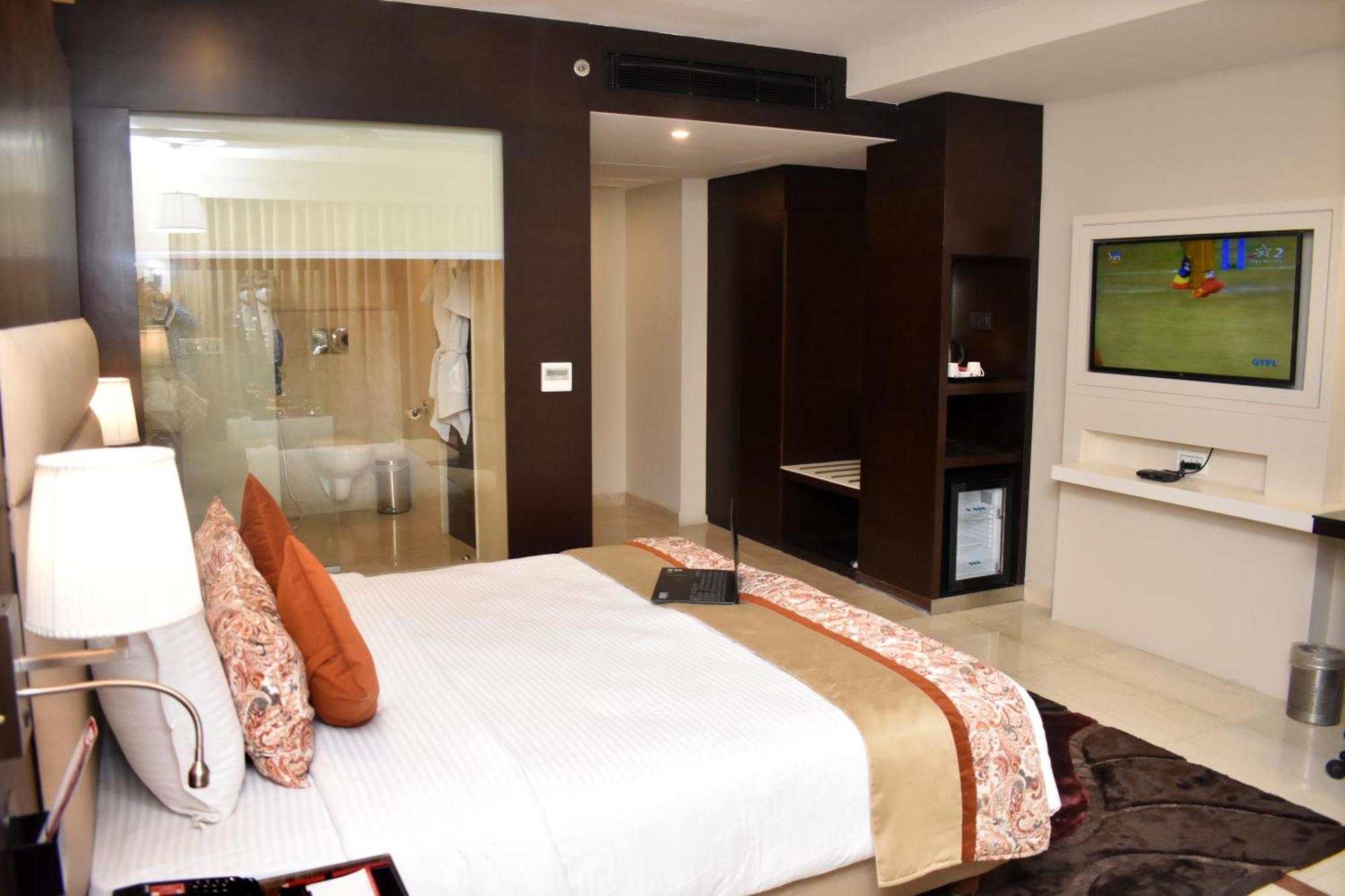 Lords Plaza Surat Hotel Bagian luar foto