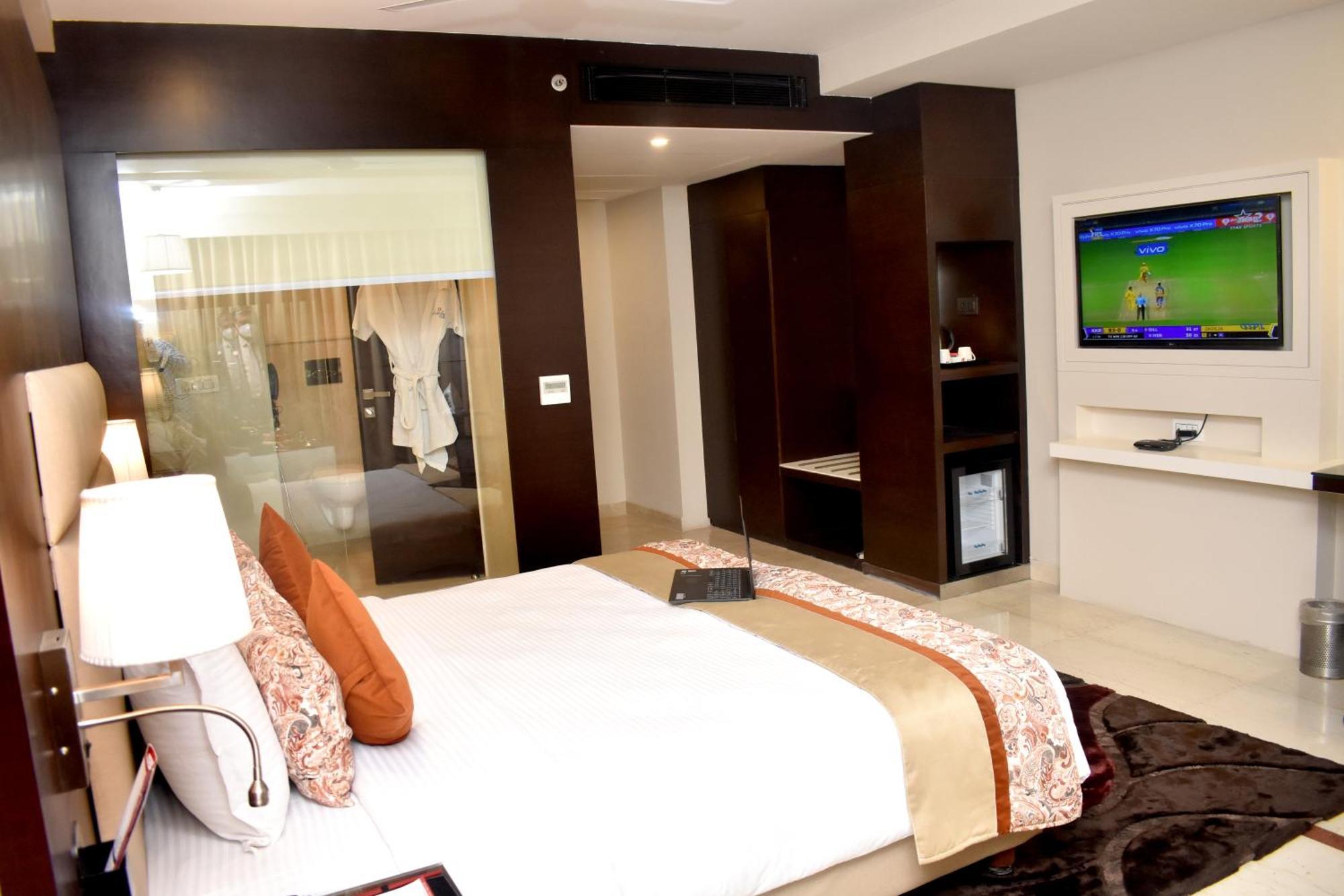 Lords Plaza Surat Hotel Bagian luar foto
