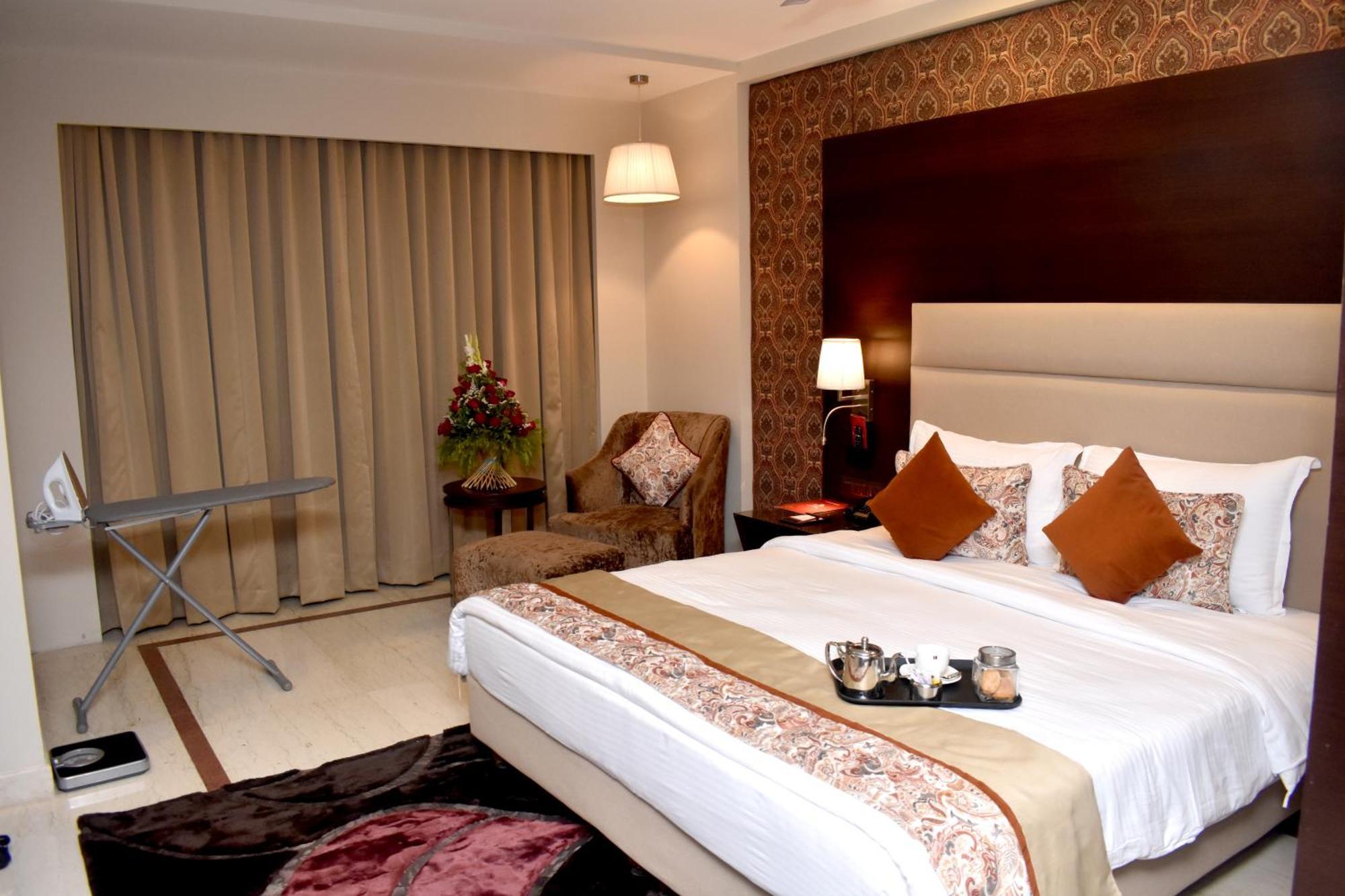 Lords Plaza Surat Hotel Bagian luar foto