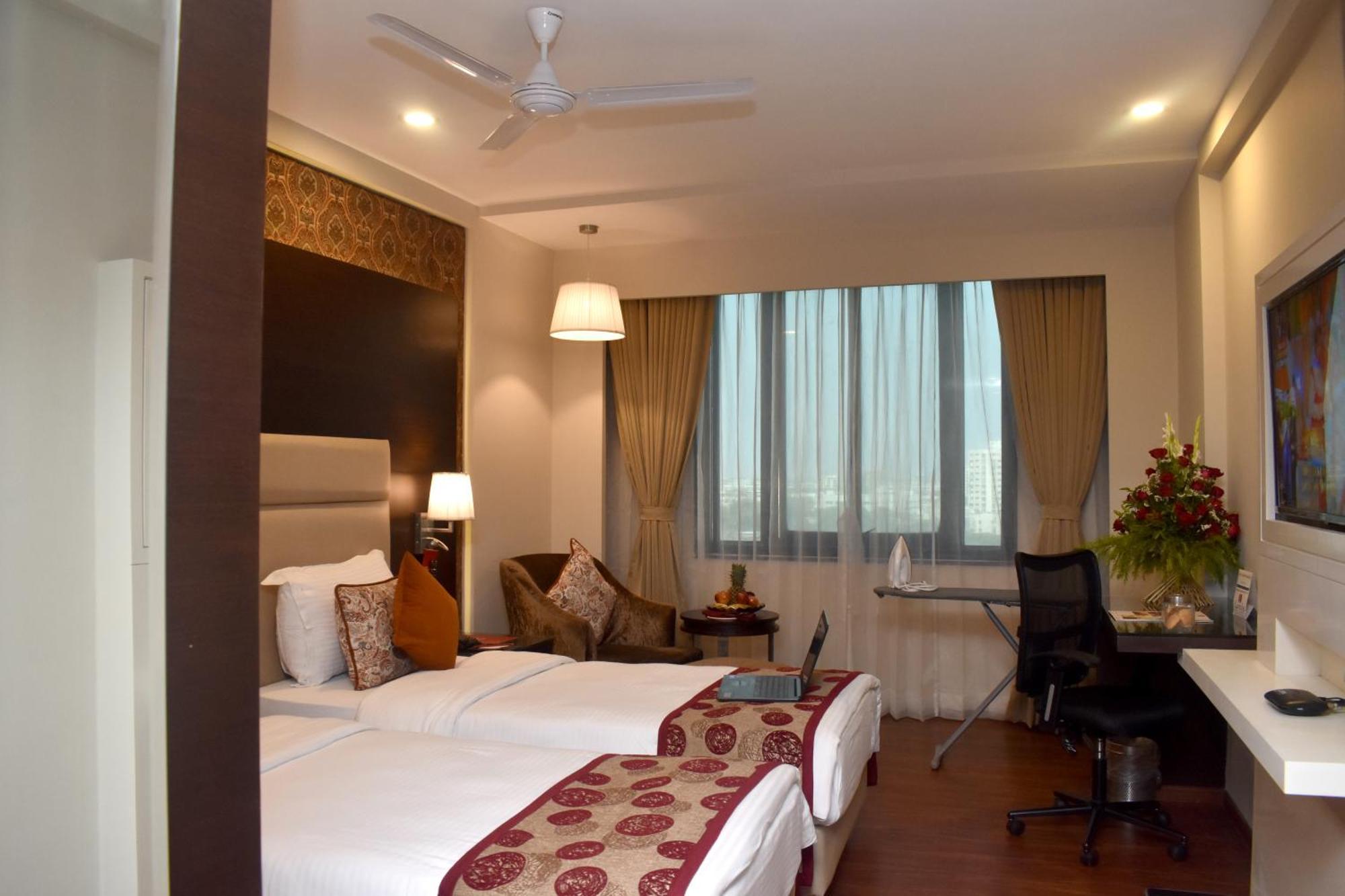 Lords Plaza Surat Hotel Bagian luar foto