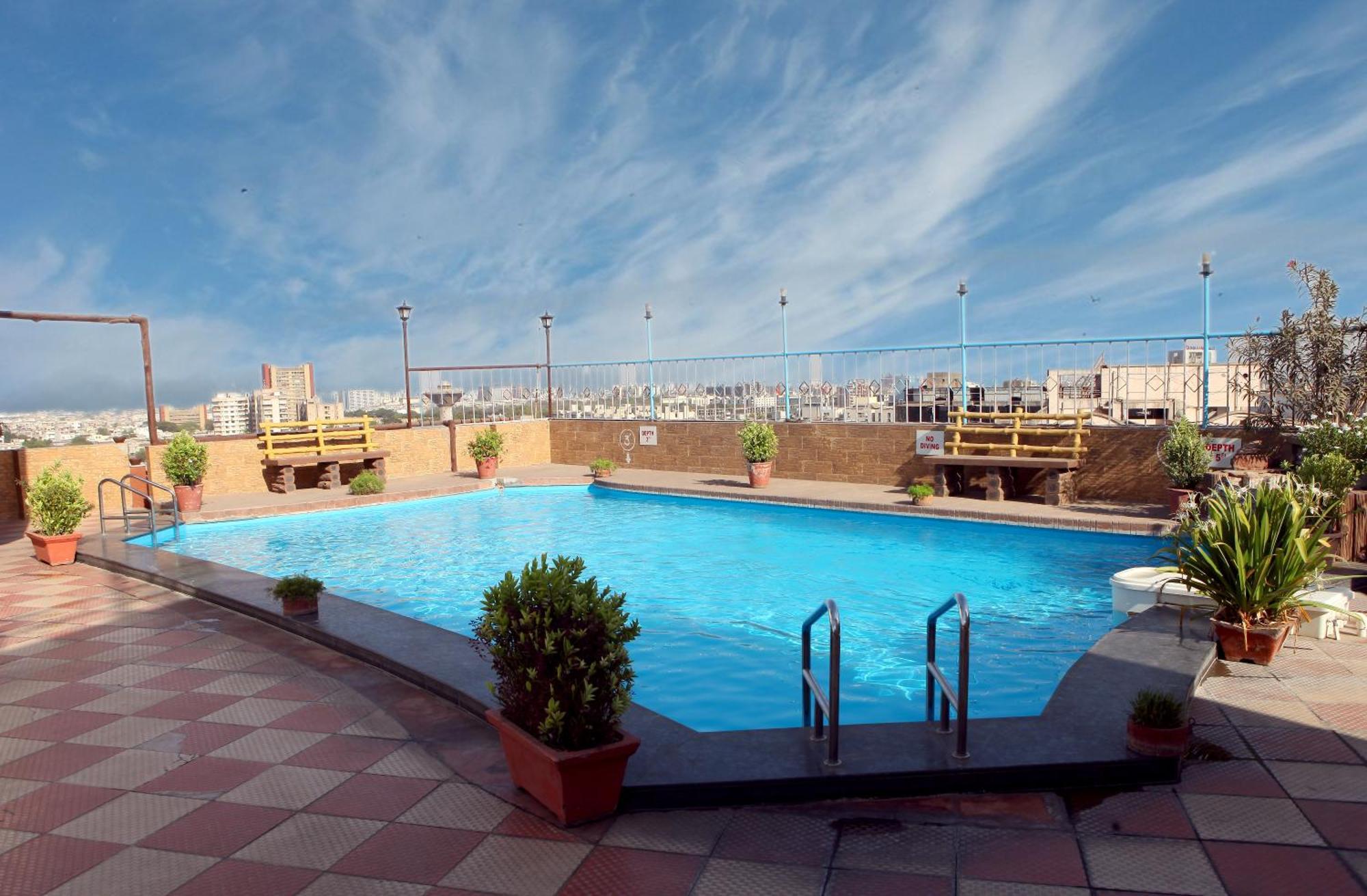 Lords Plaza Surat Hotel Bagian luar foto