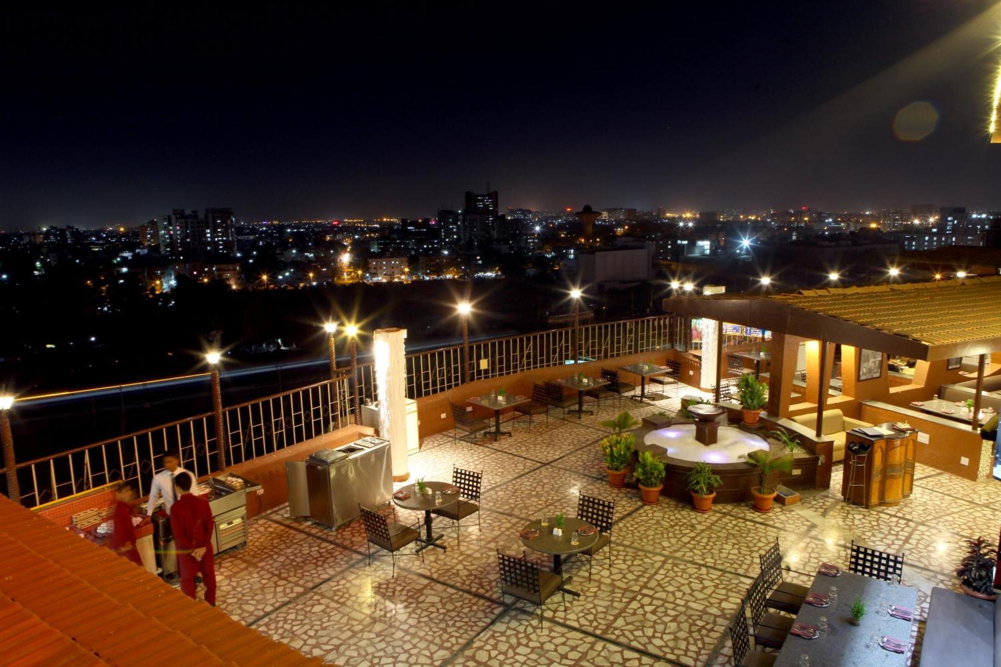 Lords Plaza Surat Hotel Bagian luar foto