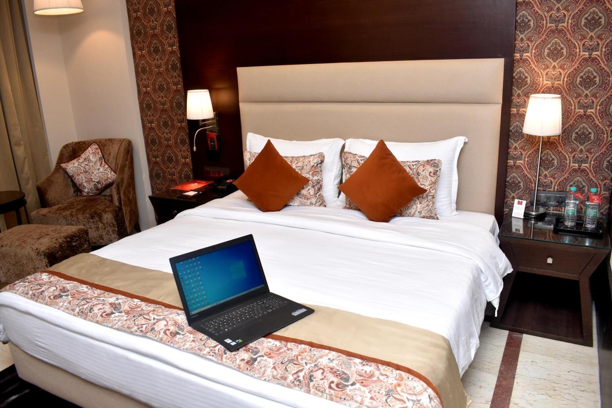 Lords Plaza Surat Hotel Bagian luar foto