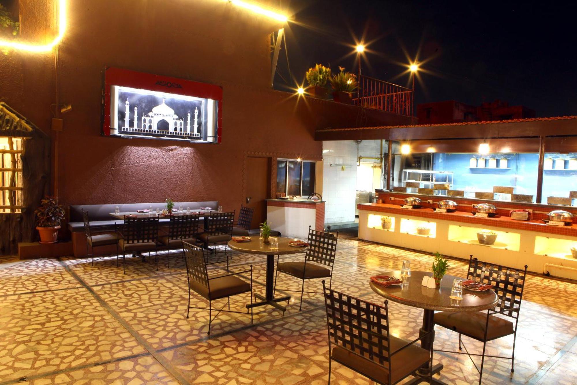 Lords Plaza Surat Hotel Bagian luar foto