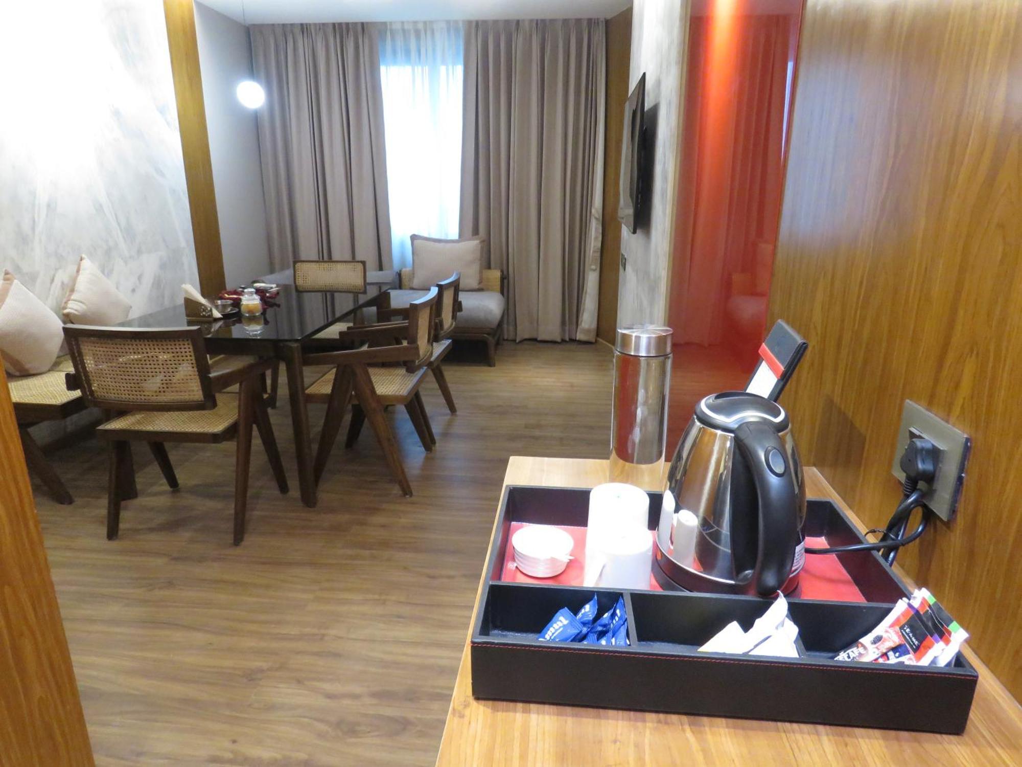 Lords Plaza Surat Hotel Bagian luar foto