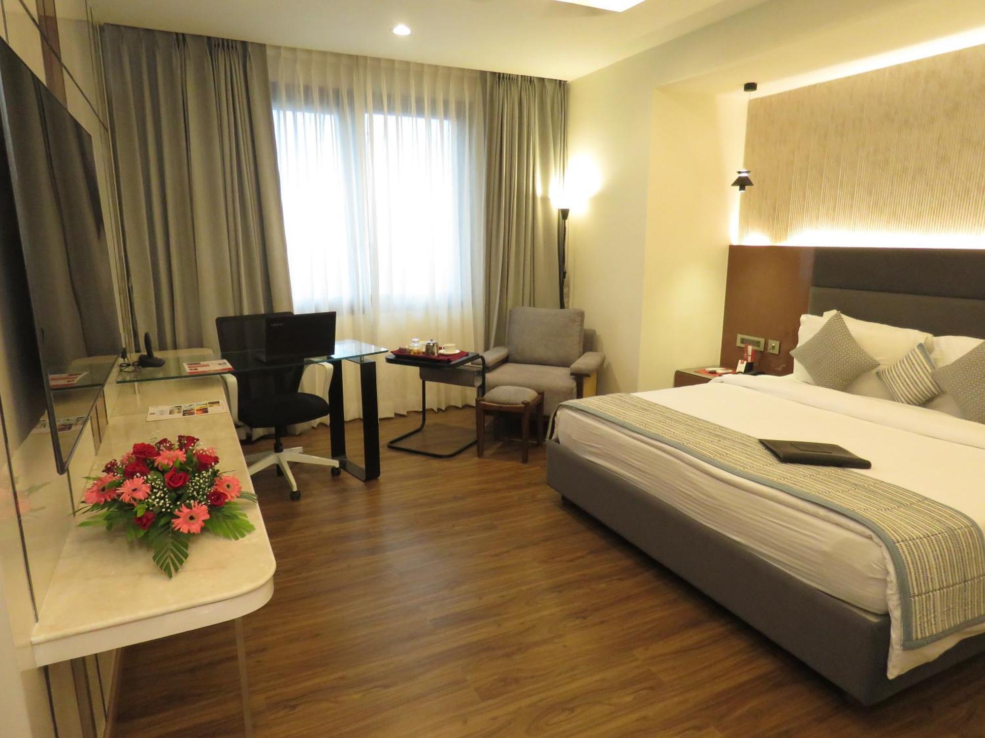 Lords Plaza Surat Hotel Bagian luar foto