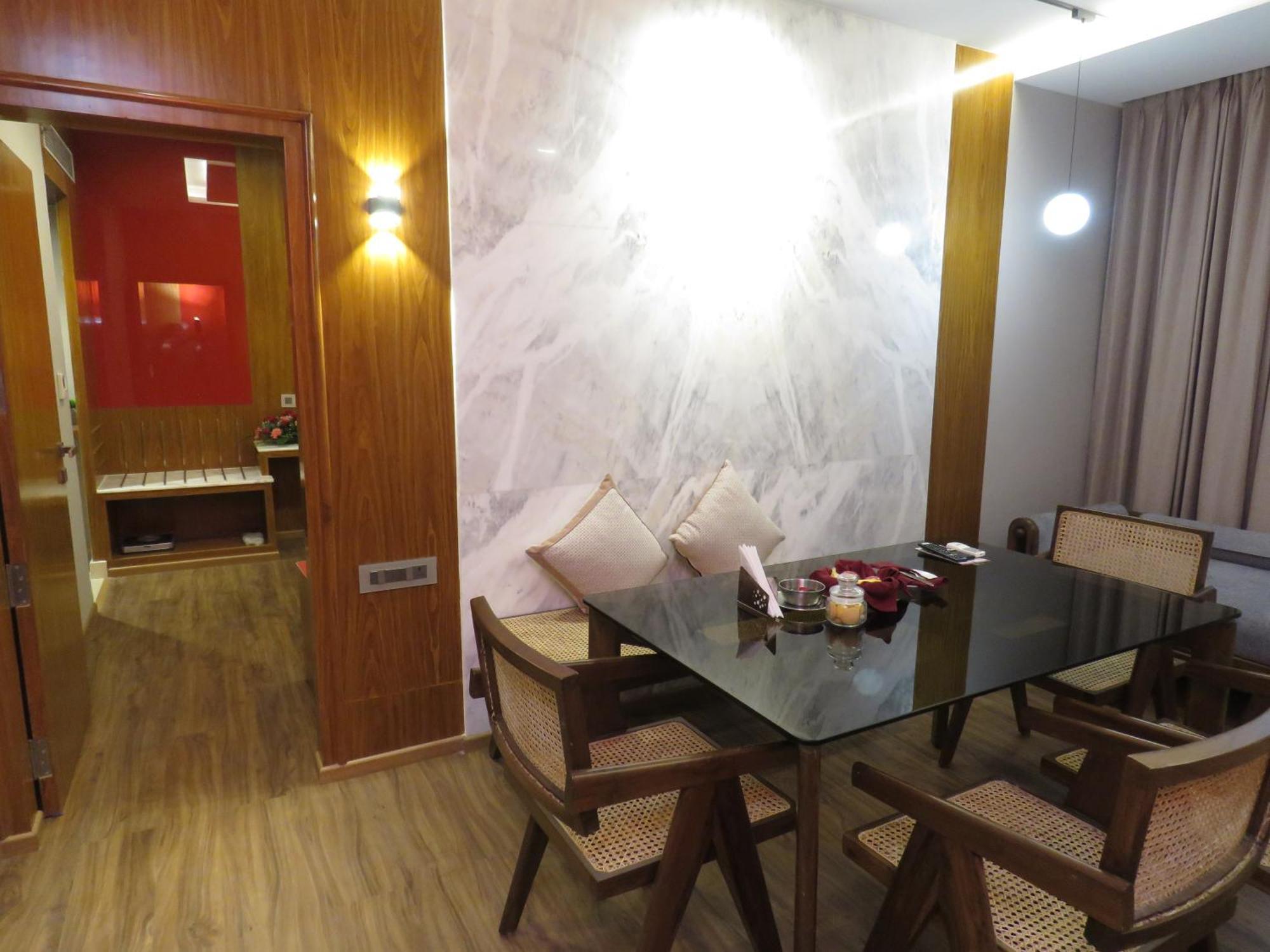 Lords Plaza Surat Hotel Bagian luar foto