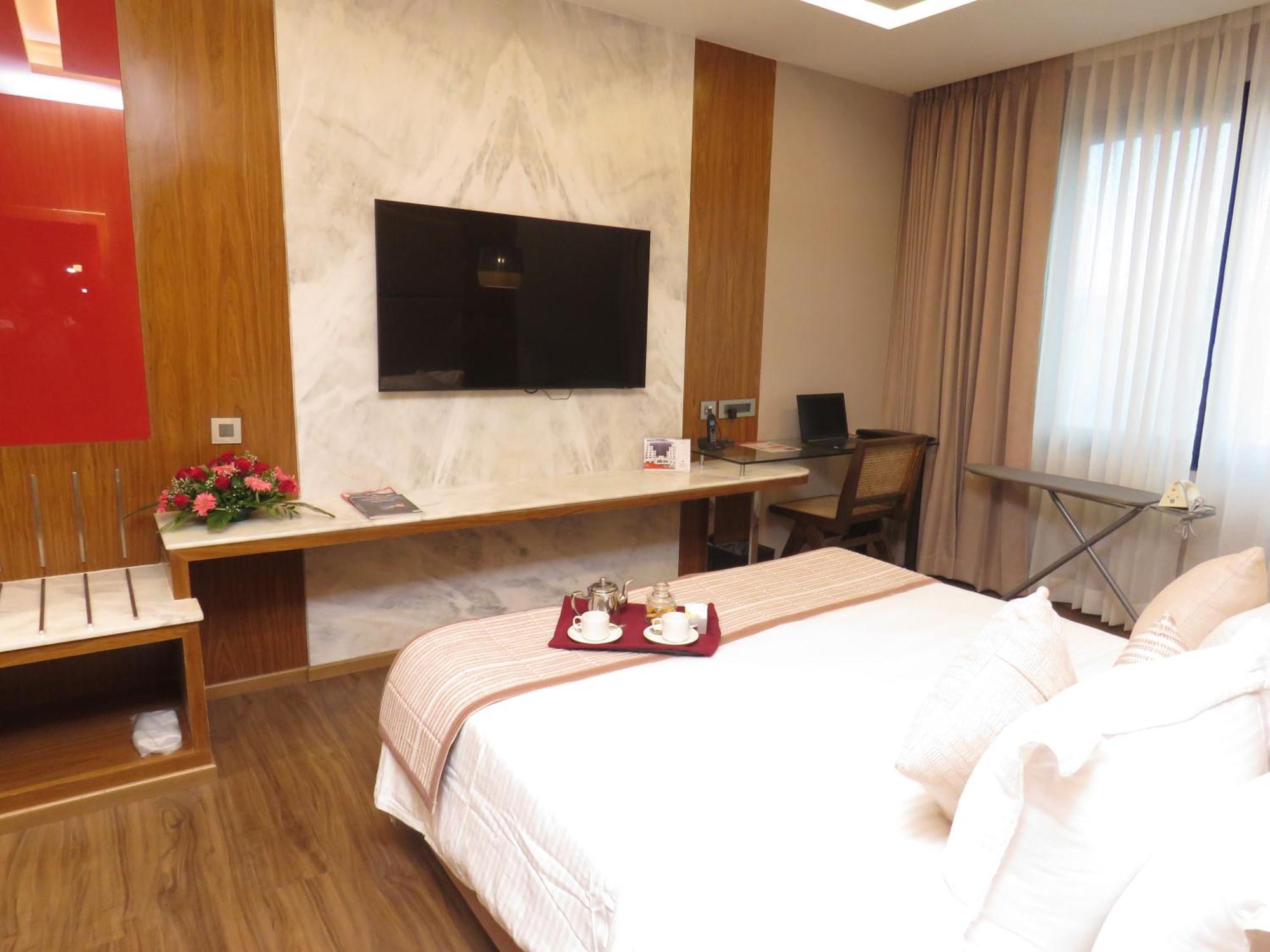 Lords Plaza Surat Hotel Bagian luar foto