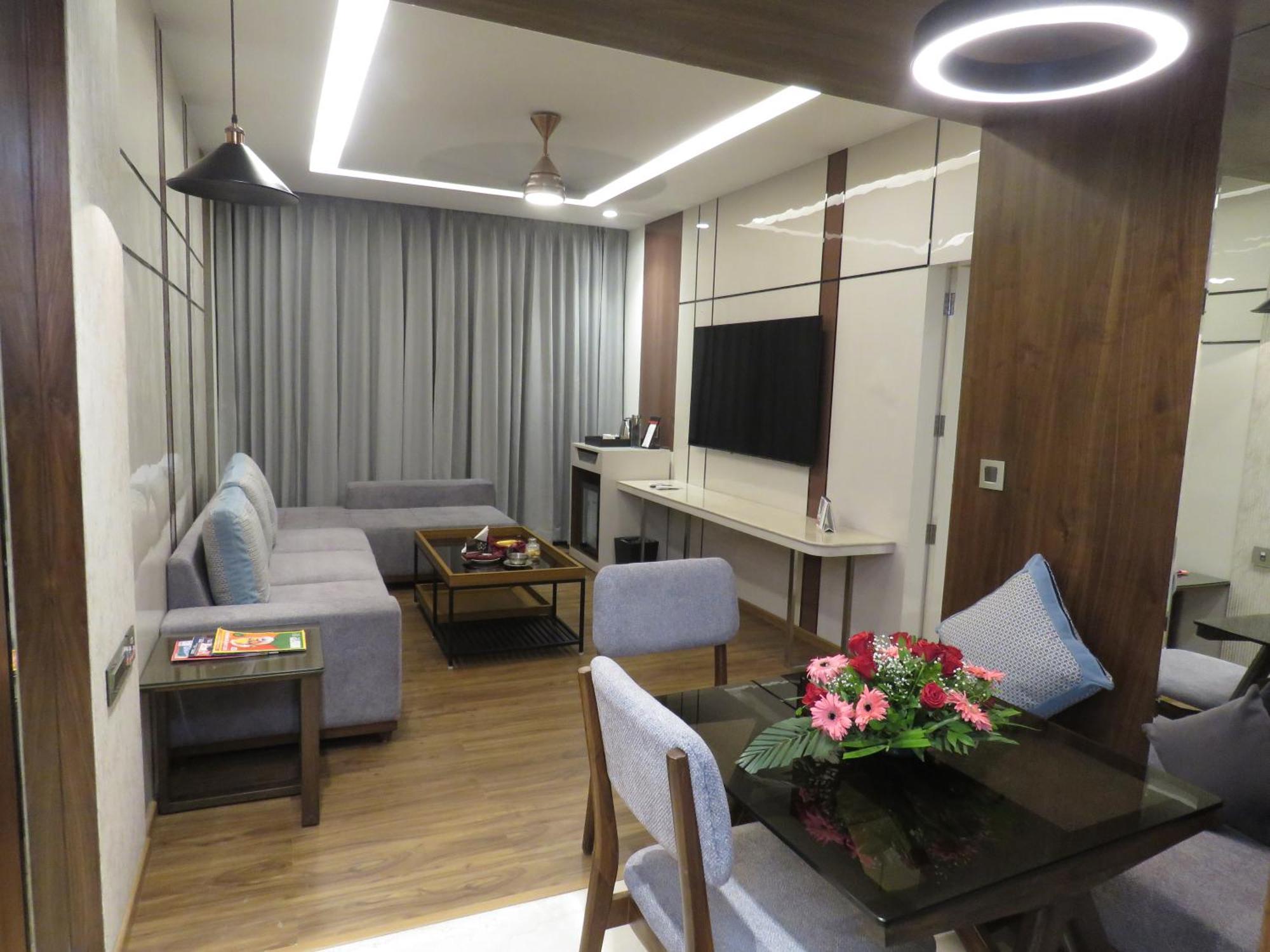 Lords Plaza Surat Hotel Bagian luar foto