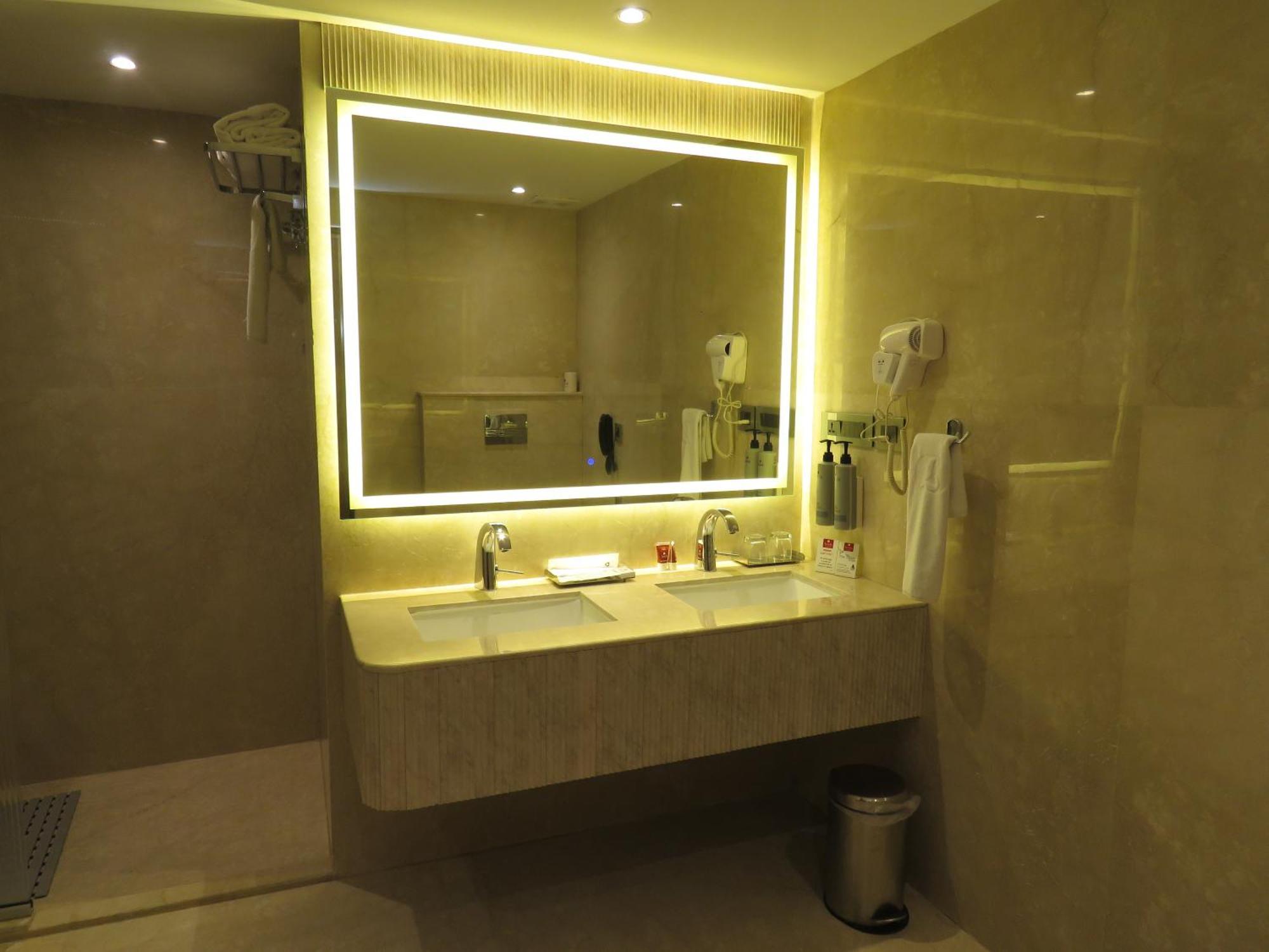 Lords Plaza Surat Hotel Bagian luar foto