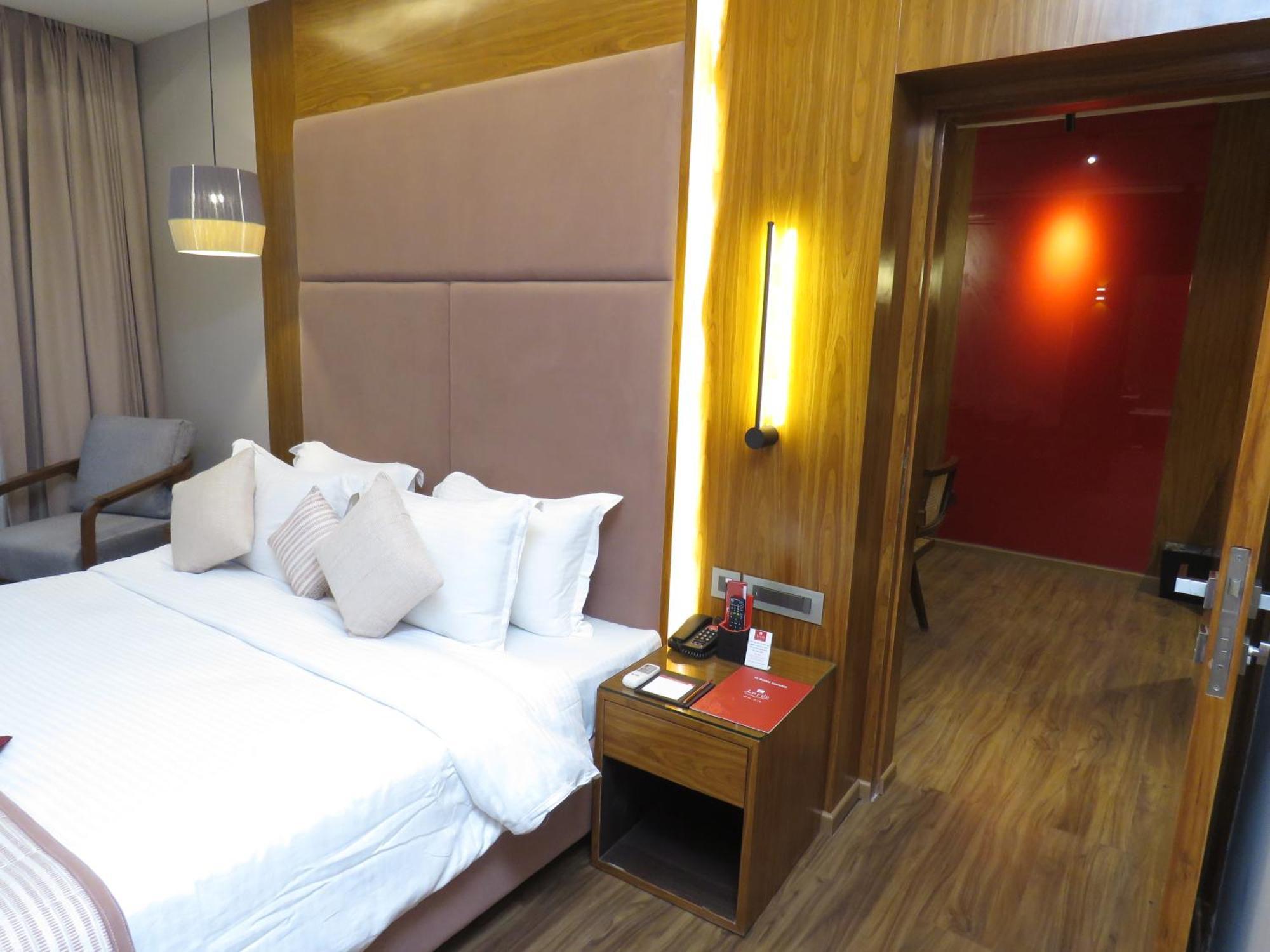 Lords Plaza Surat Hotel Bagian luar foto