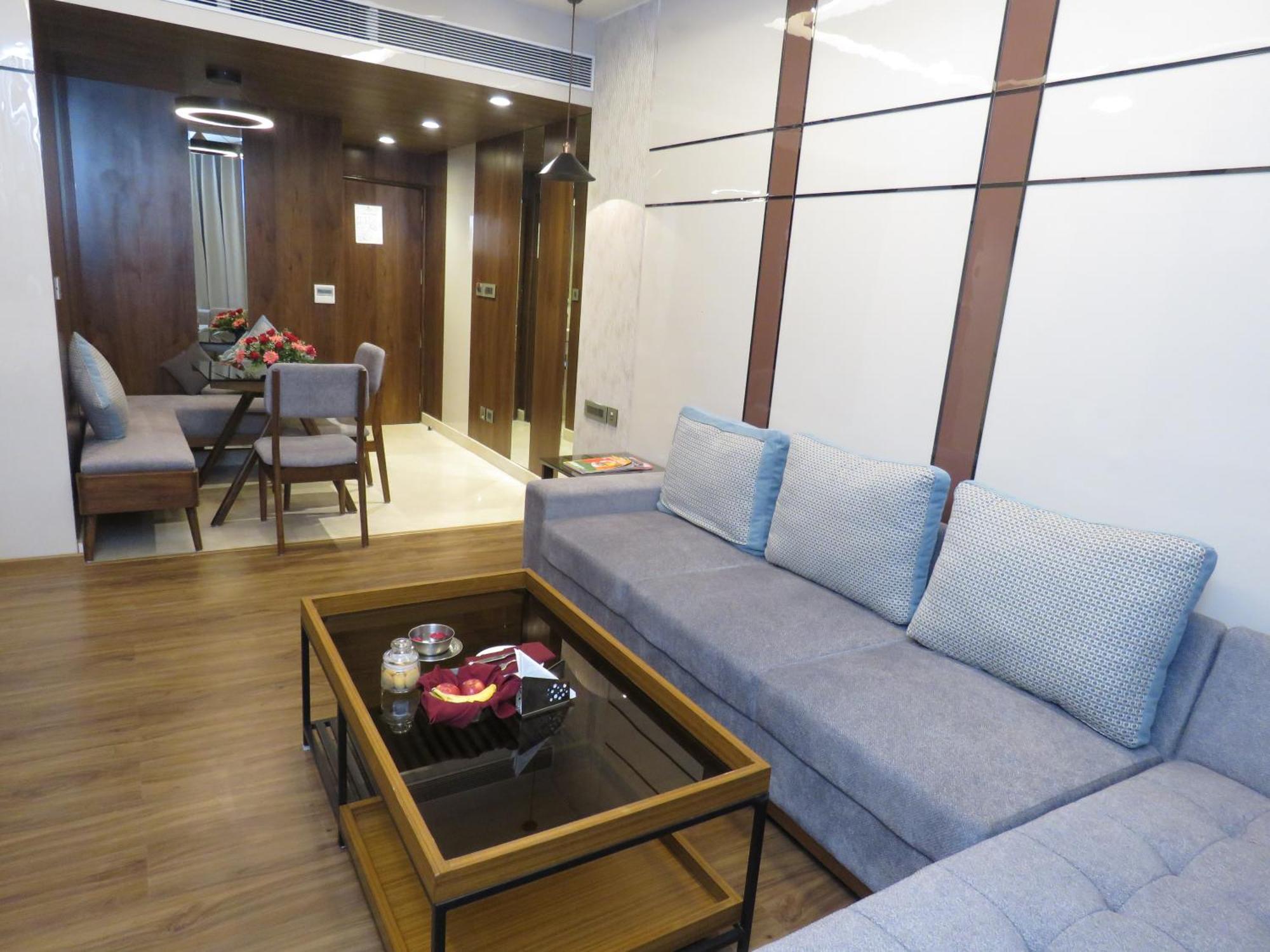 Lords Plaza Surat Hotel Bagian luar foto