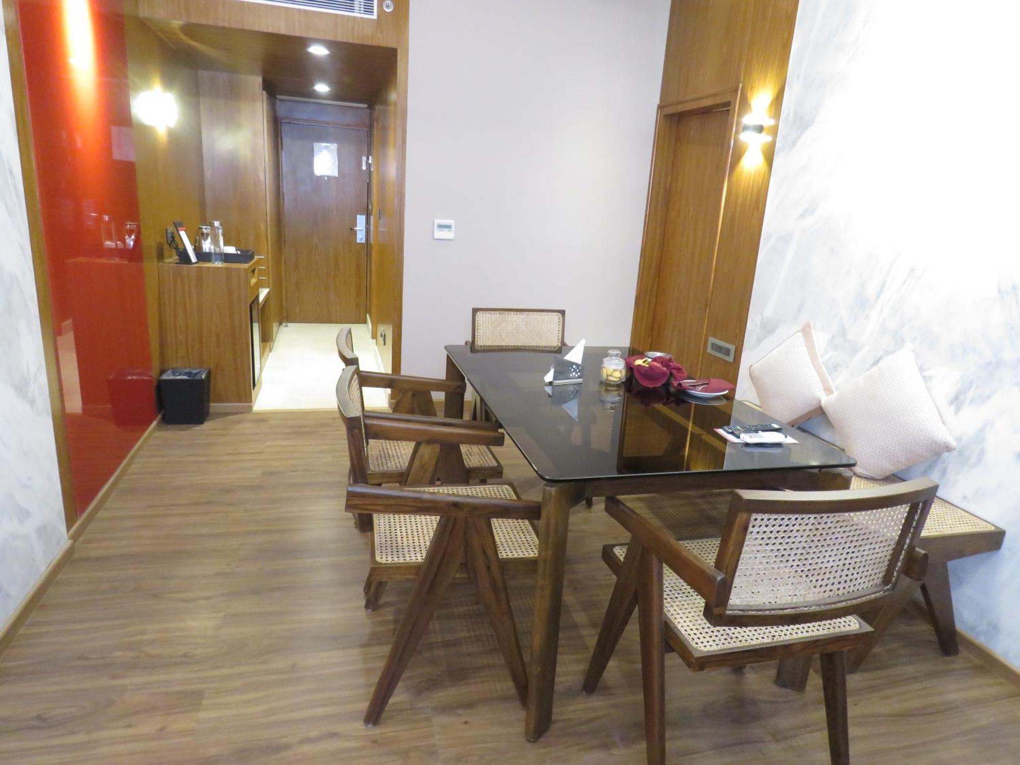 Lords Plaza Surat Hotel Bagian luar foto
