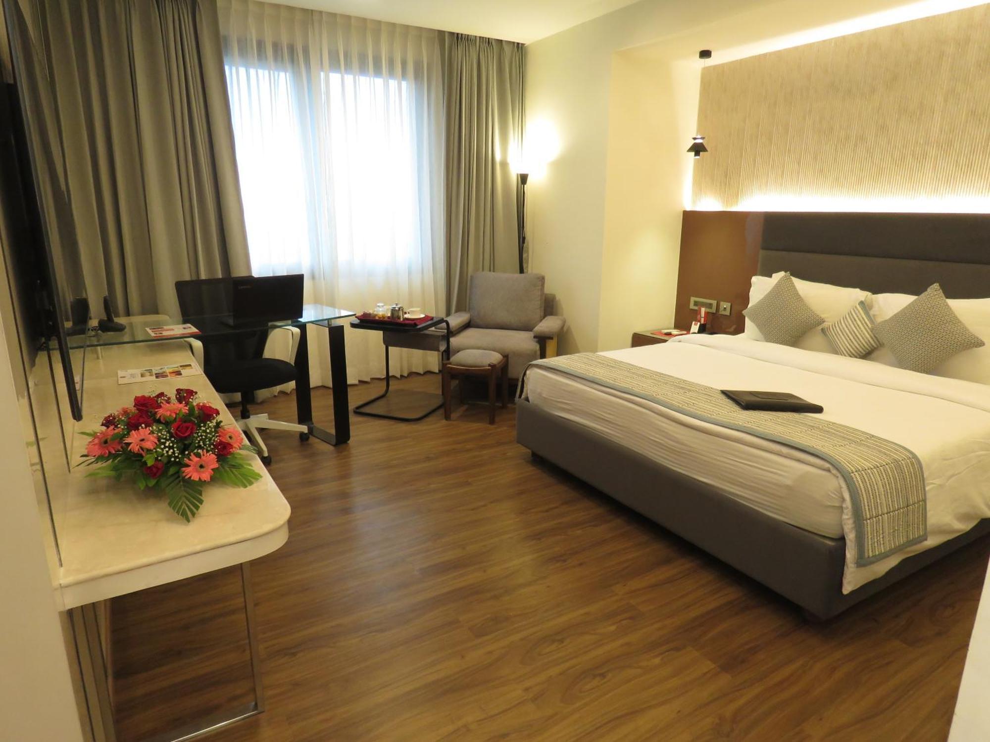 Lords Plaza Surat Hotel Bagian luar foto