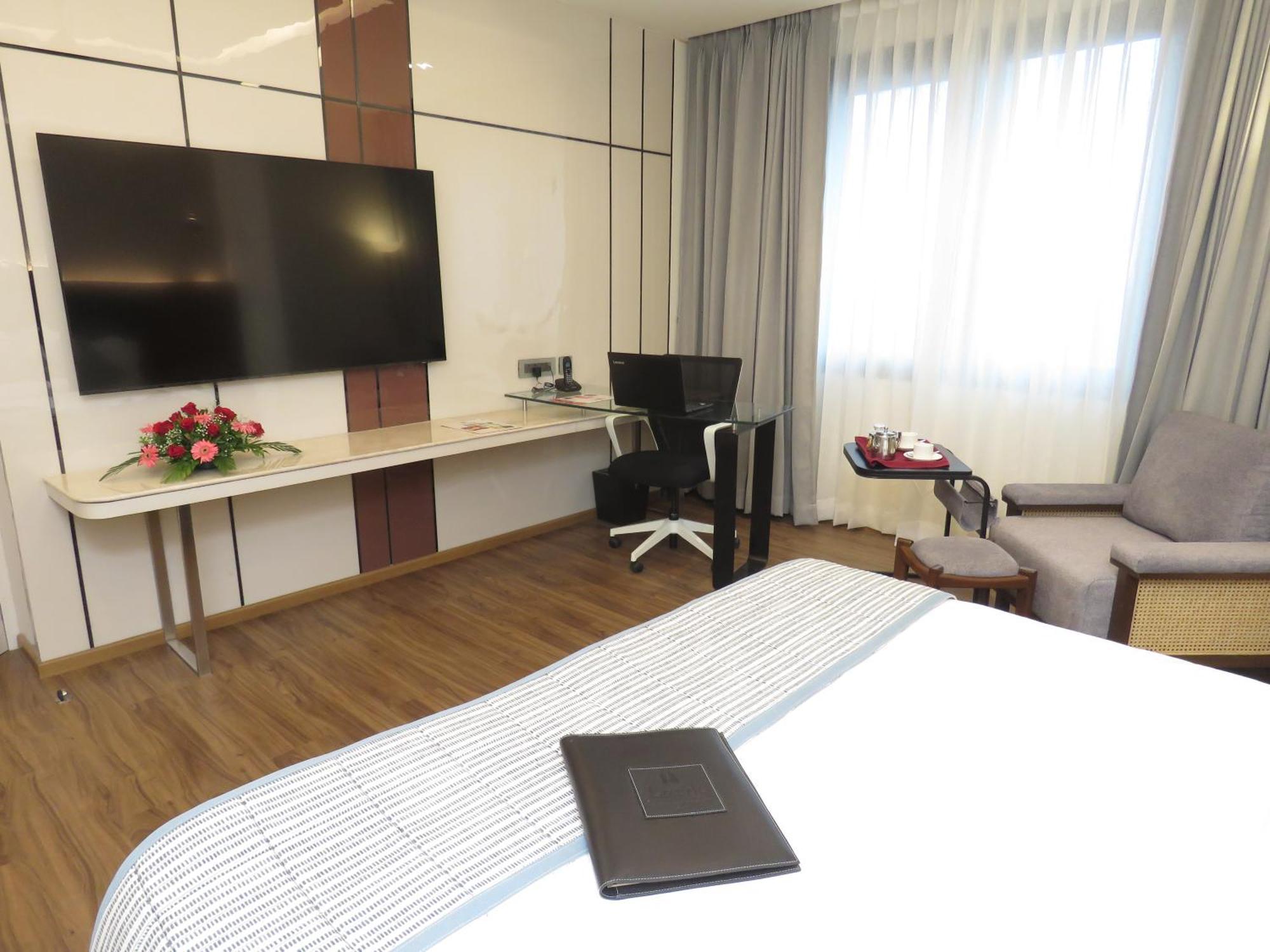 Lords Plaza Surat Hotel Bagian luar foto
