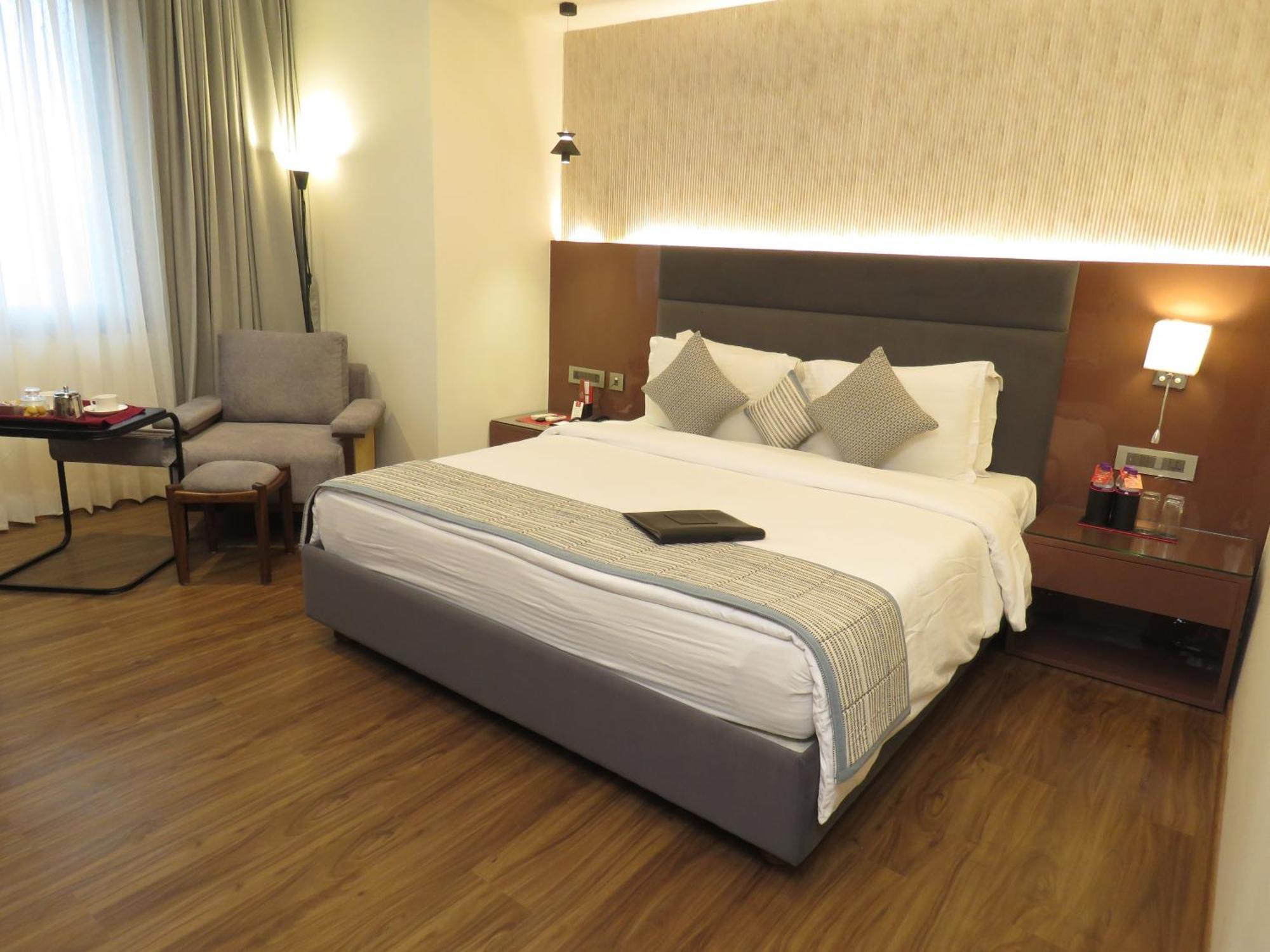 Lords Plaza Surat Hotel Bagian luar foto