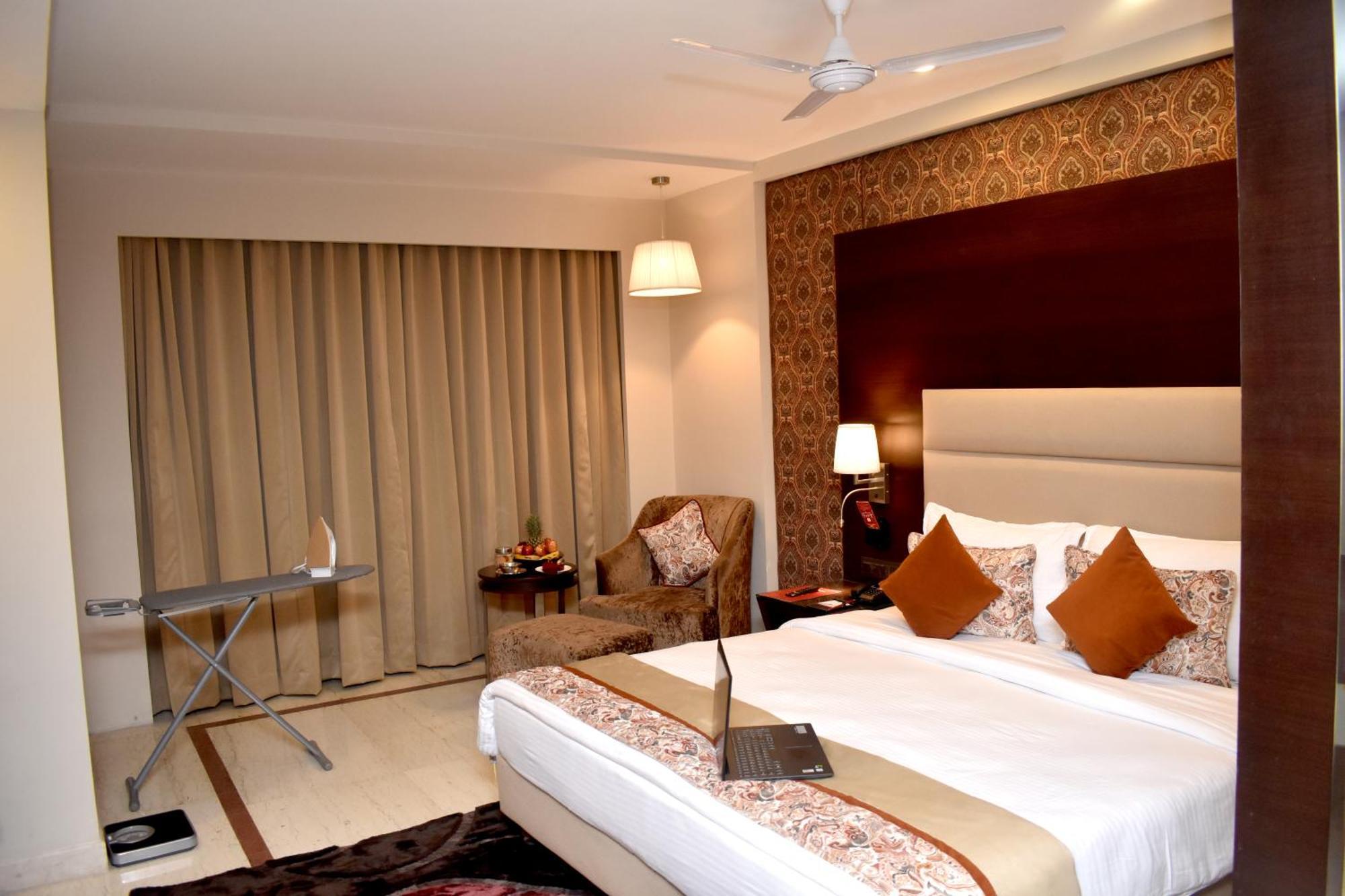 Lords Plaza Surat Hotel Bagian luar foto