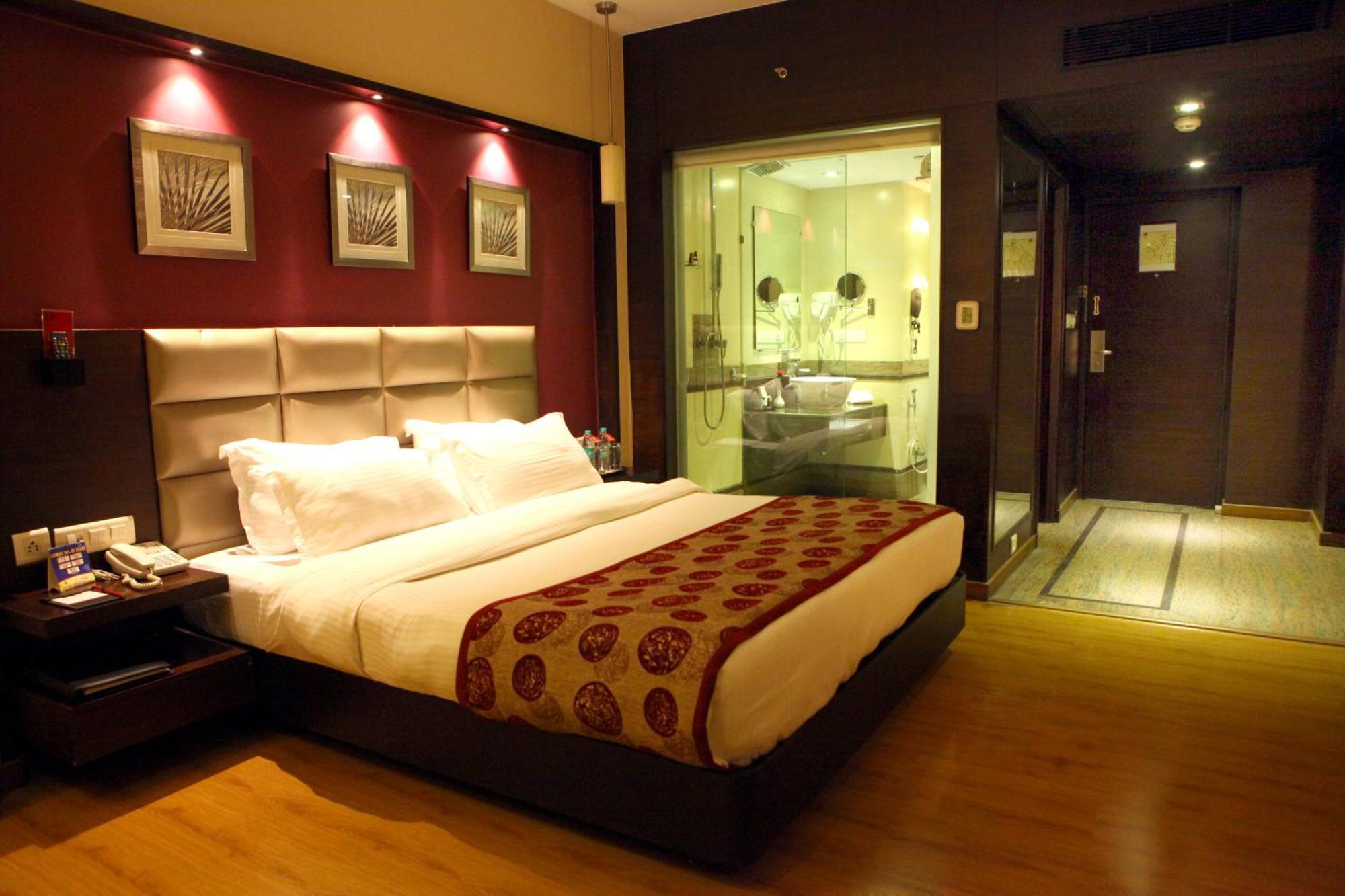Lords Plaza Surat Hotel Bagian luar foto