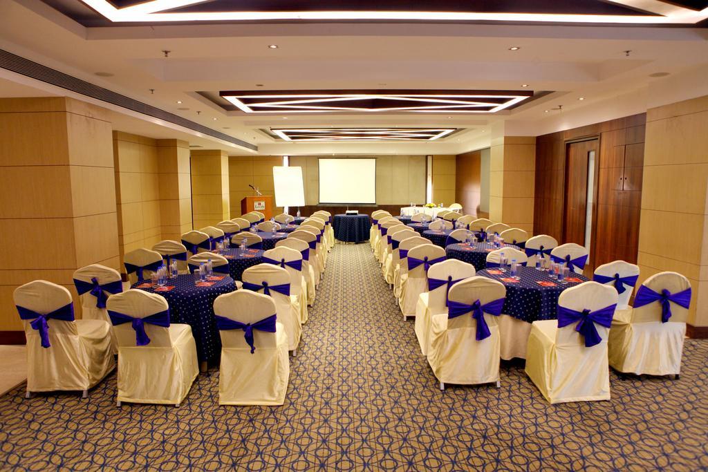 Lords Plaza Surat Hotel Bagian luar foto